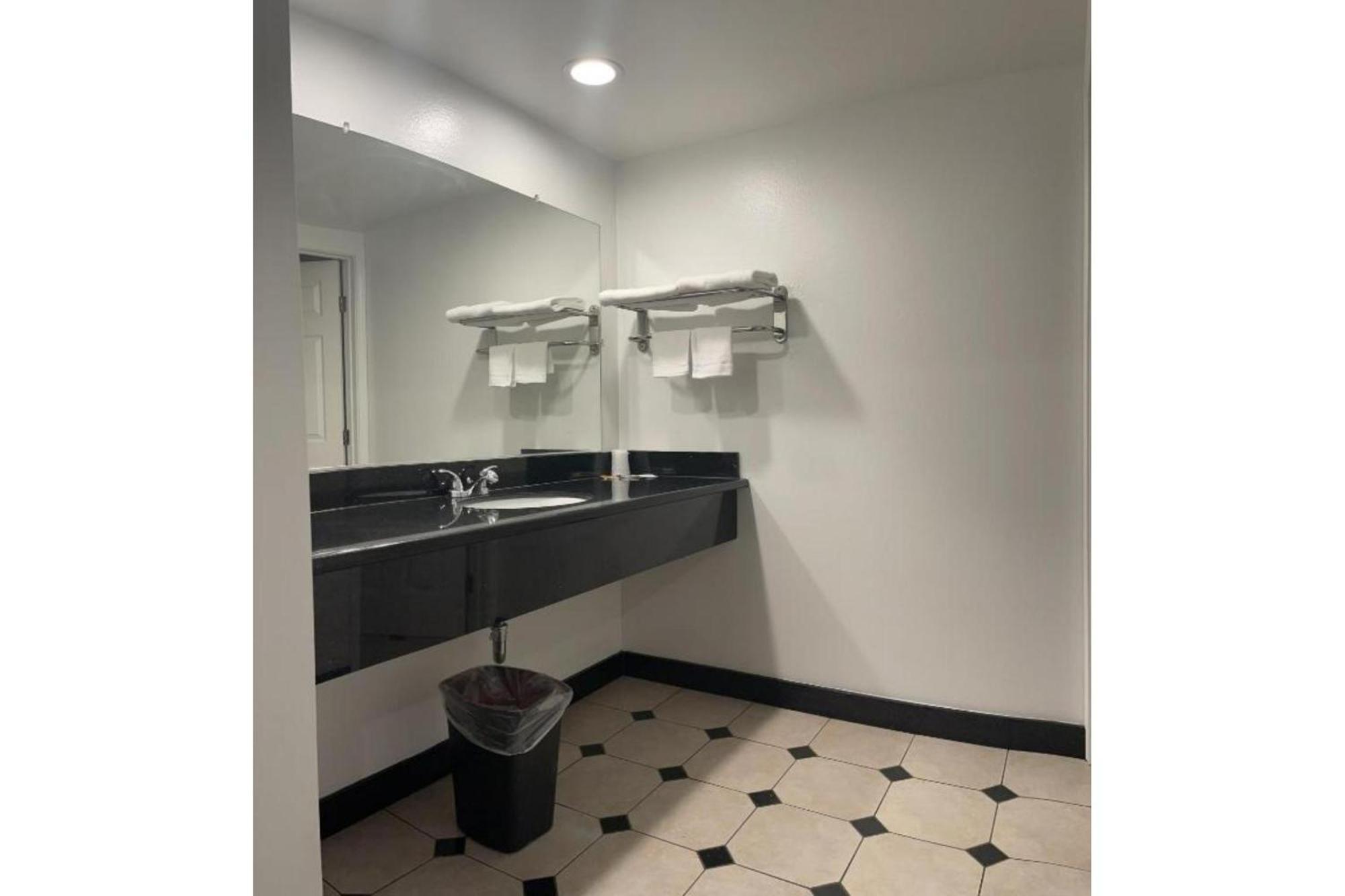 Queen Bed Non-Smoking,1742726951:JPEG