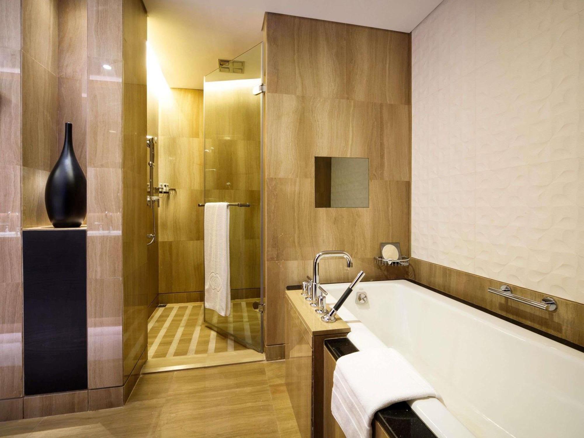 Imperial Suite mit Kingsize-Bett und Meerblick