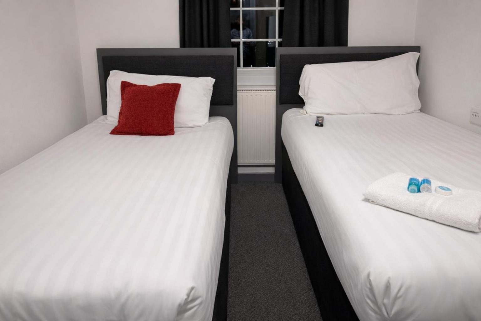 Chambre Lits Jumeaux avec Salle de Bains Commune