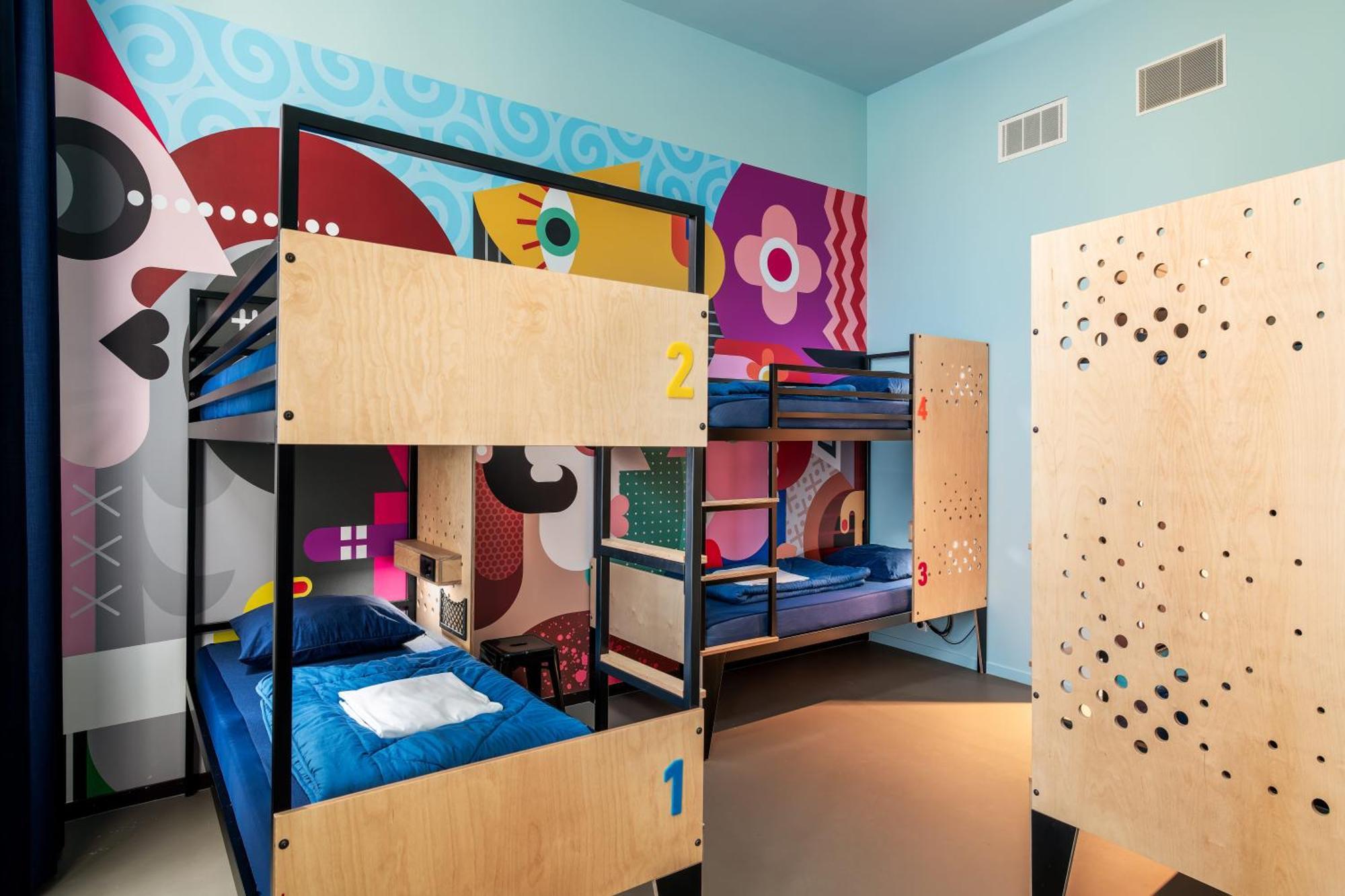 Chambre 6 Personnes avec Salle de Bains Privative et Douche
