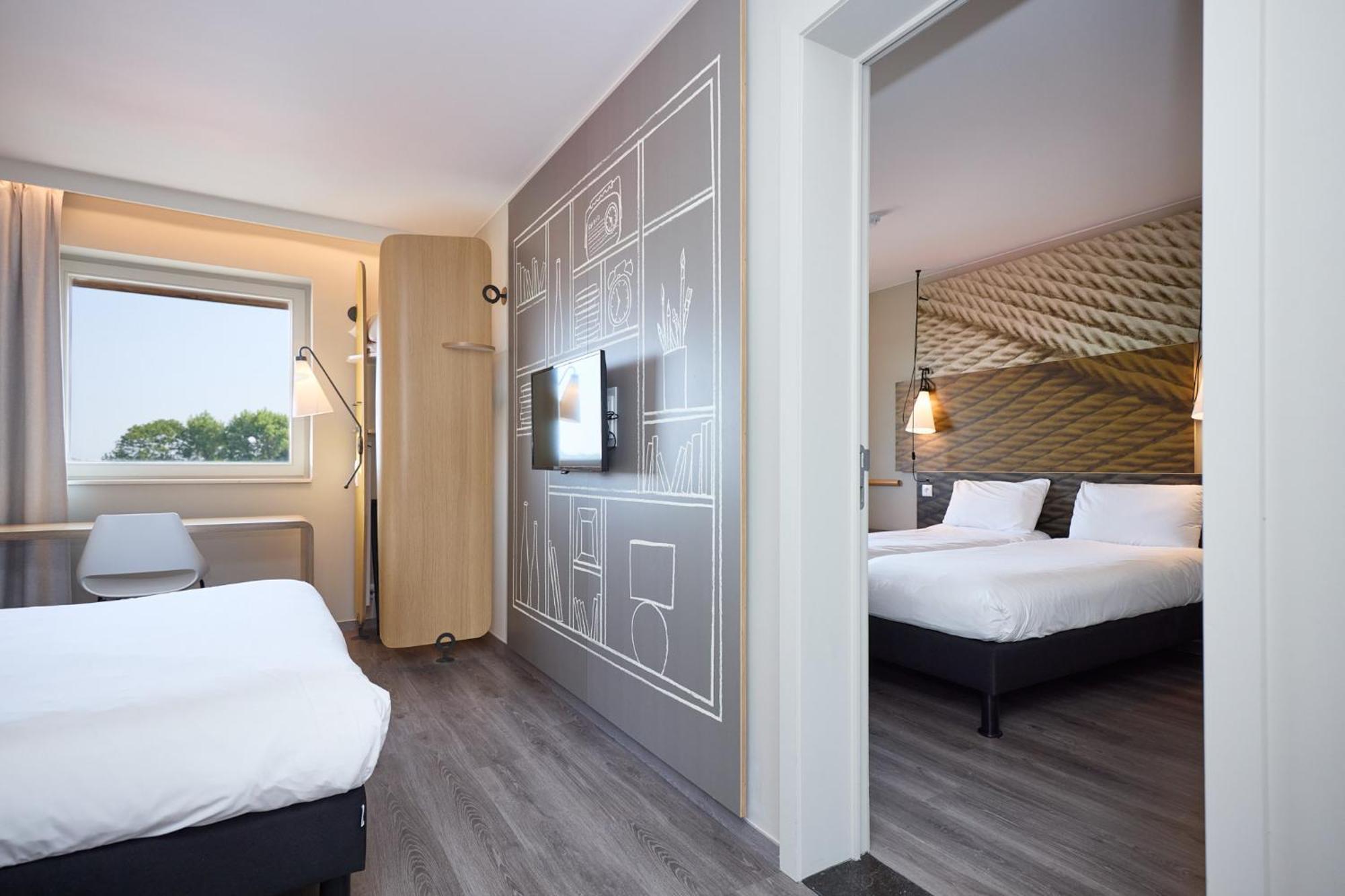 Chambre Standard avec 1 Lit Double et 2 Lits Simples