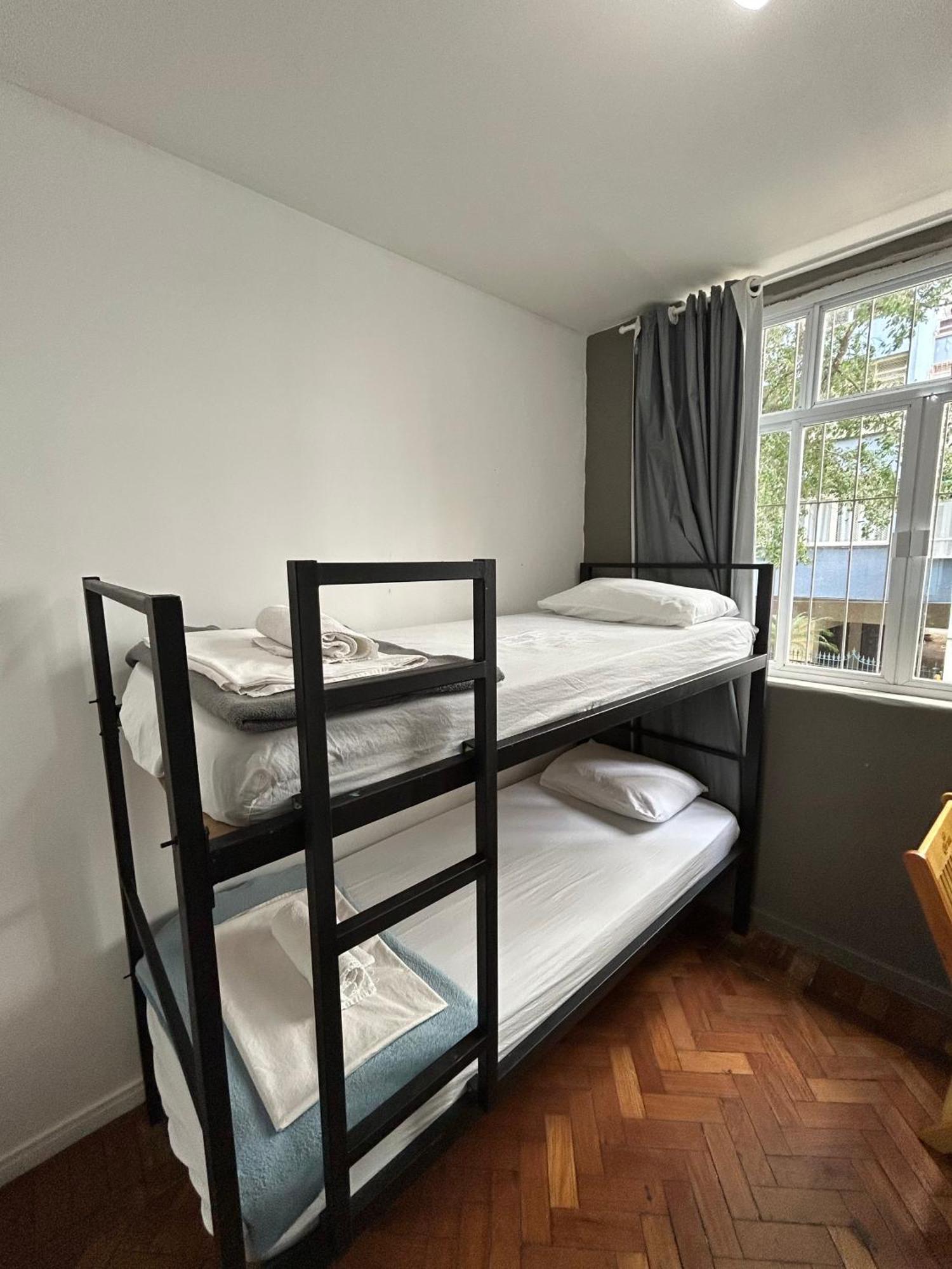 Quarto com 2 Camas de Solteiro e Banheiro Compartilhado