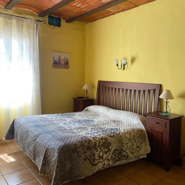 Habitación con cama extragrande y vistas al jardín