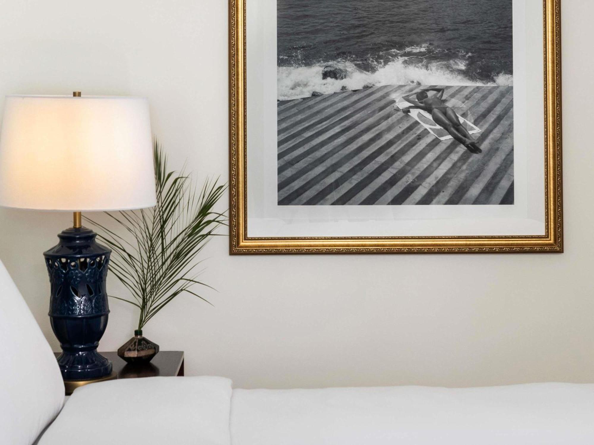 Quarto Magnifique com 2 Camas de Casal e Vista da Praça