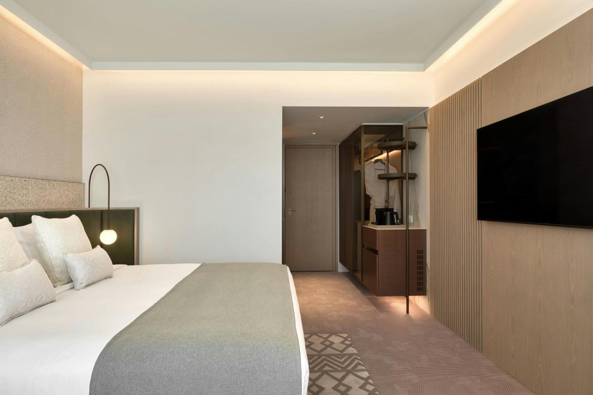 Premium King Poolside, Larger Guest room, Balcony