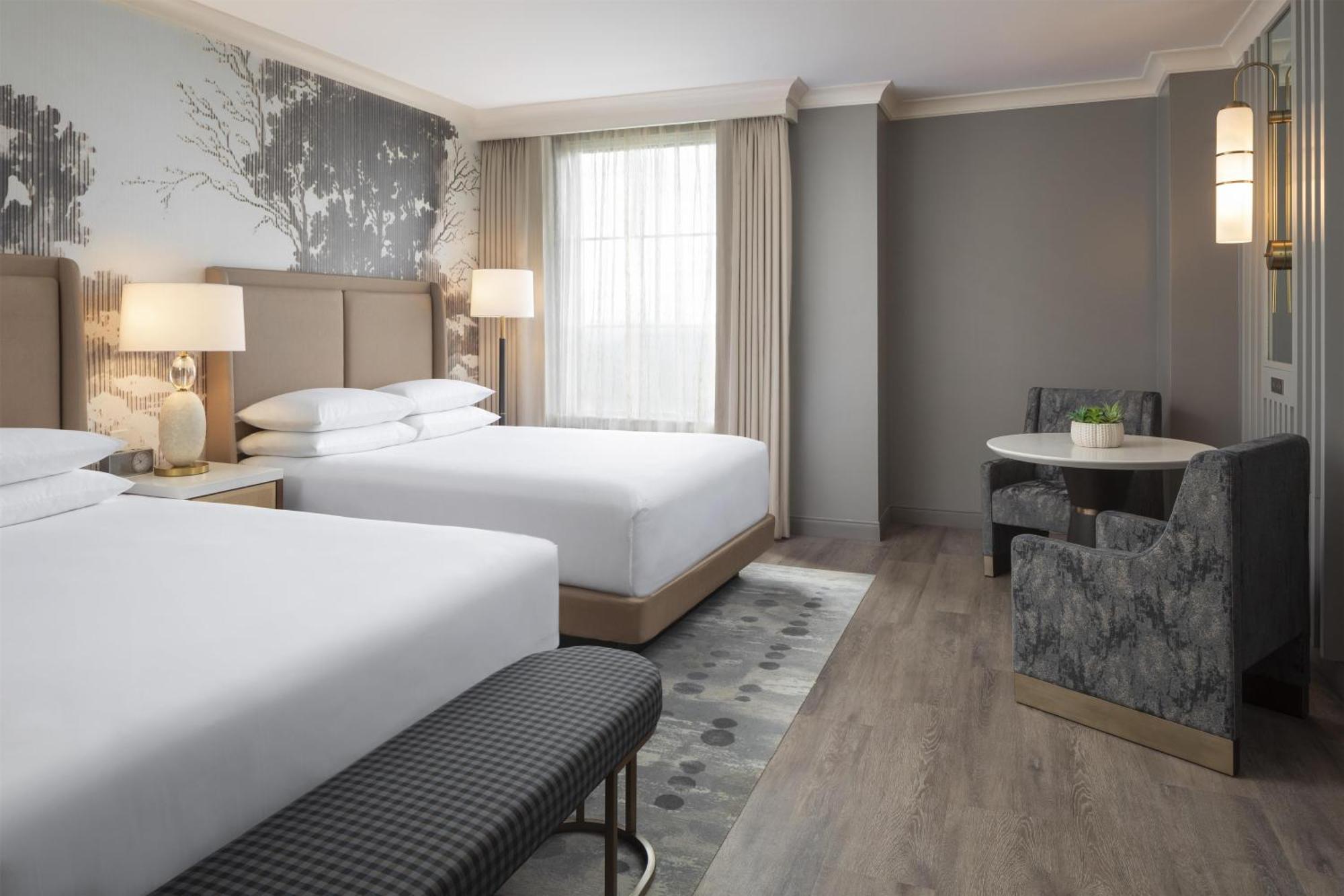 Chambre avec 2 Lits Queen-Size et Baignoire Accessible aux Personnes à Mobilité Réduite