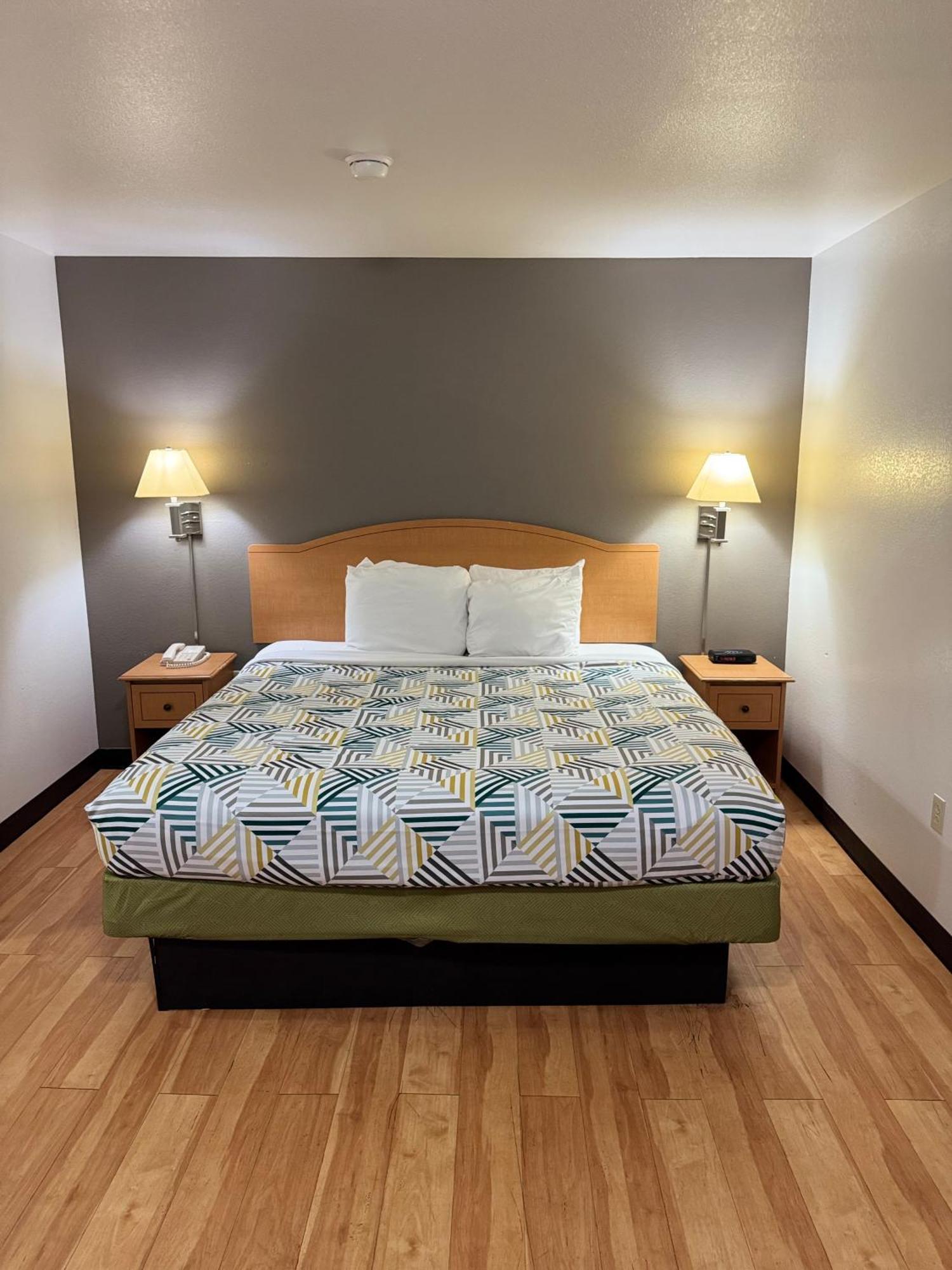 Deluxe King Room - Non-Smoking