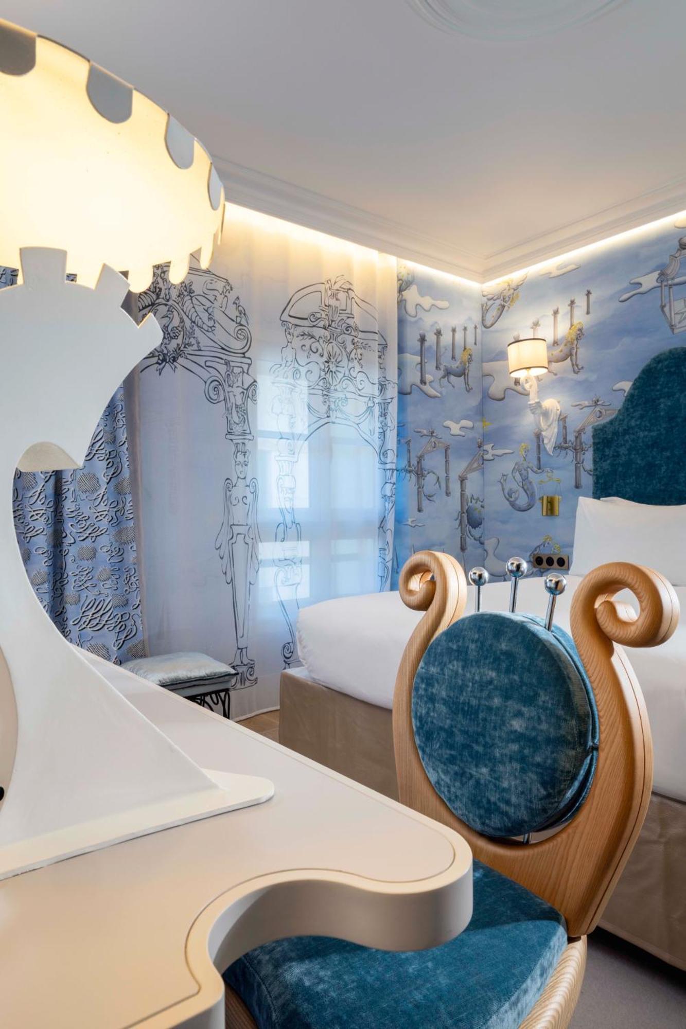 Quarto Clássico com Cama de Casal ou 2 de Solteiro