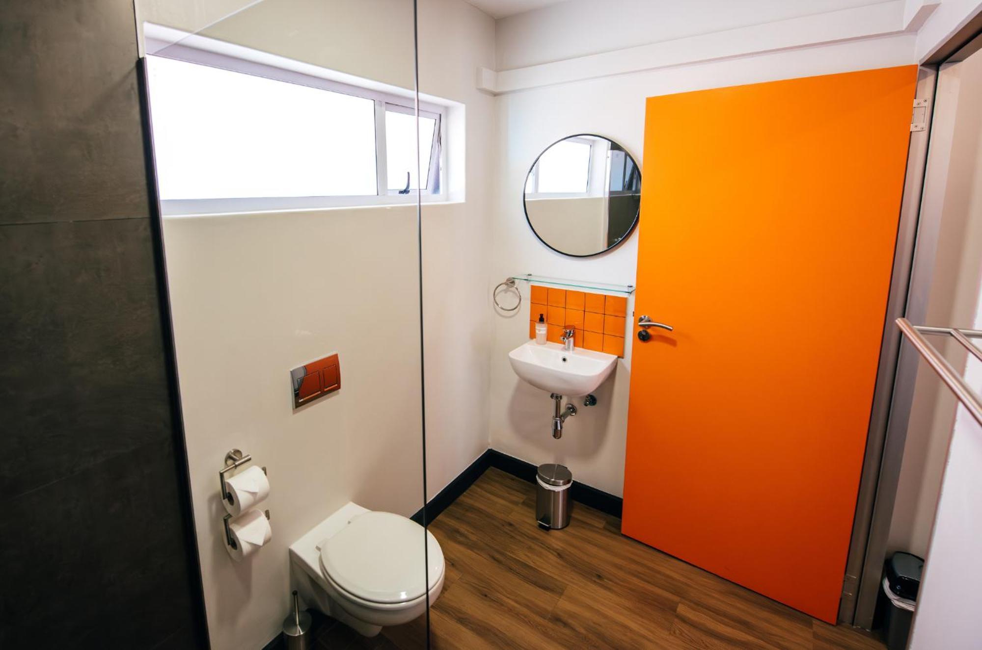Cama en habitación compartida femenina de 4 camas con baño