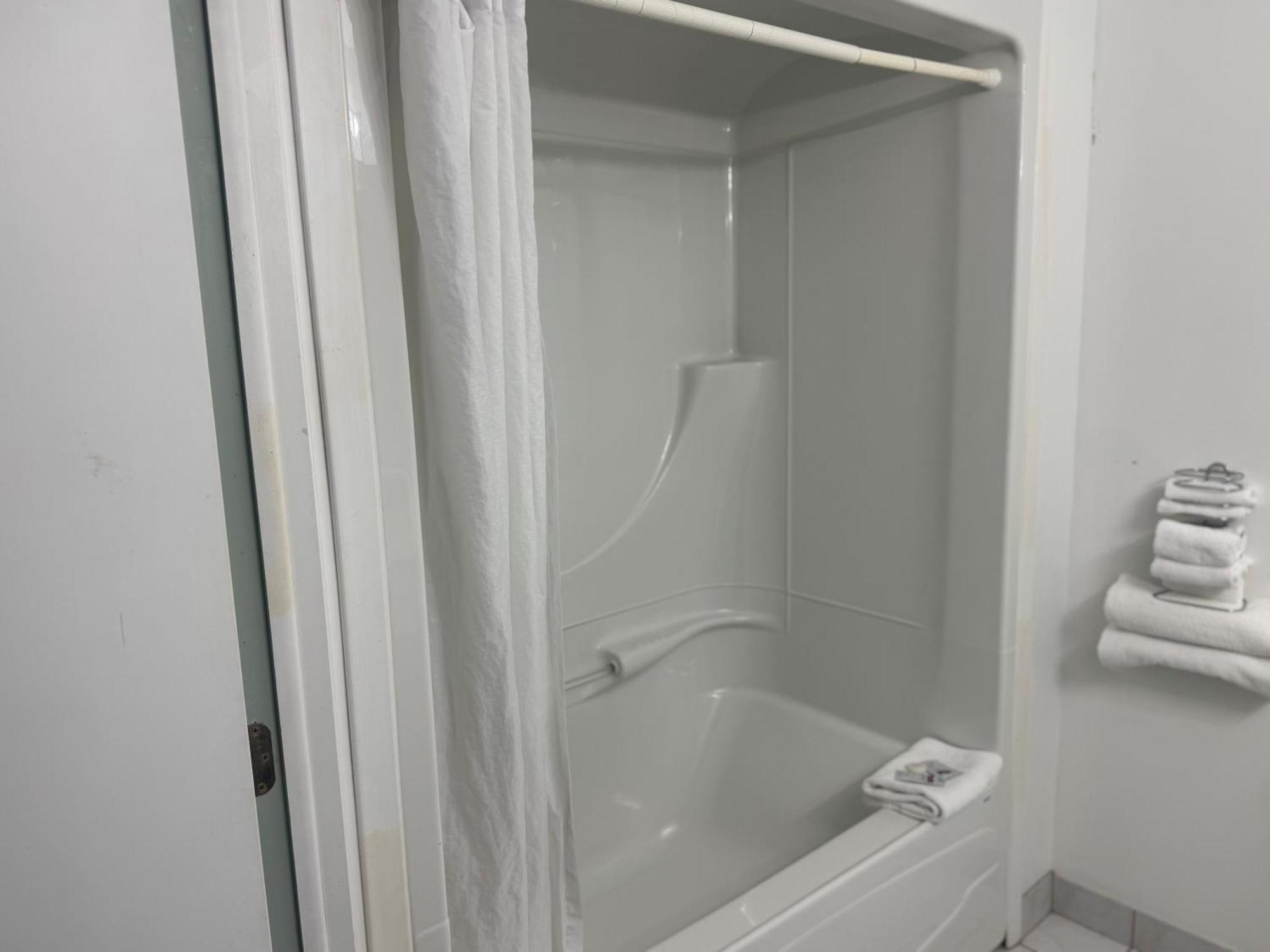Chambre Lit Queen-Size pour Personnes à Mobilité Réduite - Baignoire avec Barres d’Appui - Non-Fumeurs