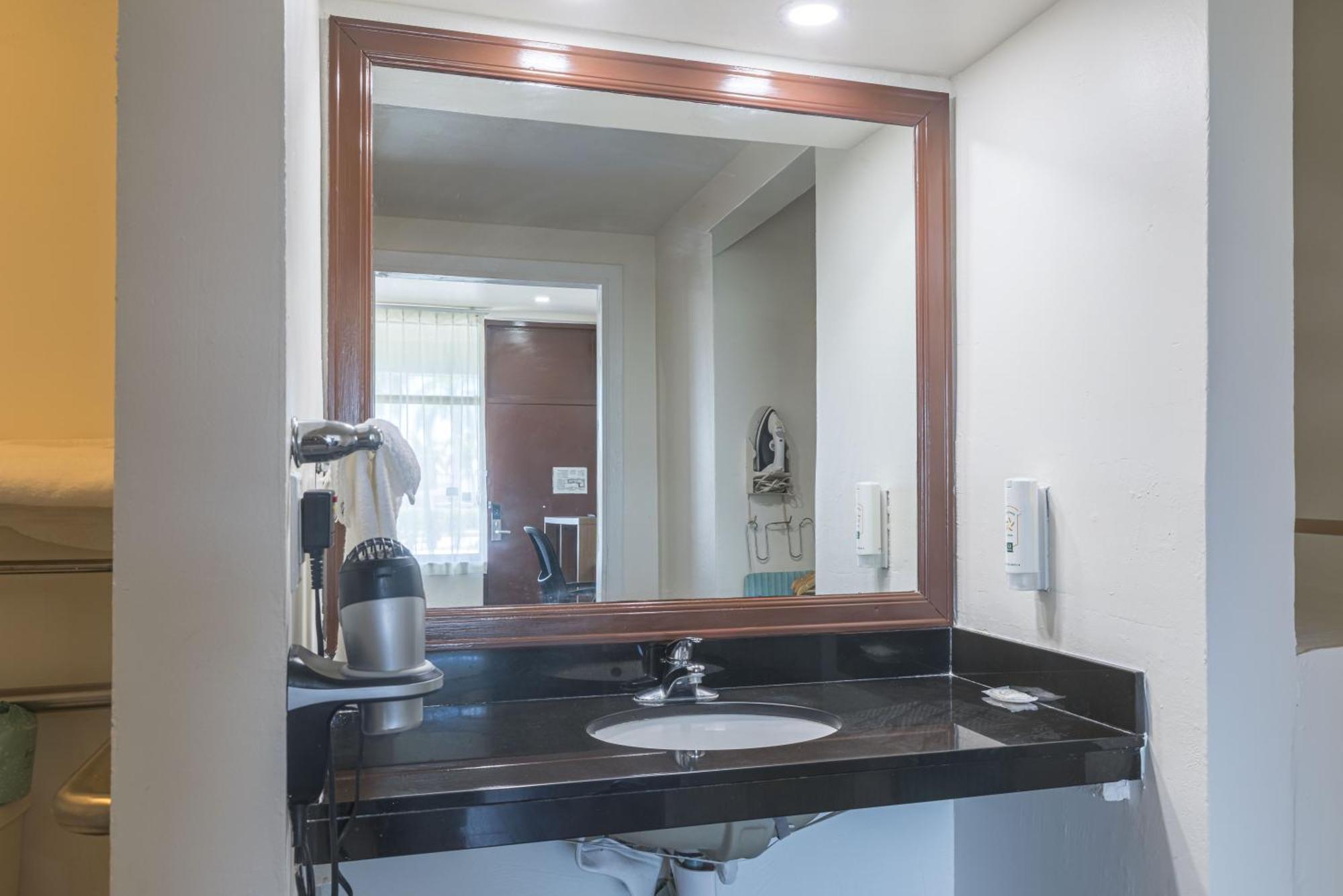 Chambre Double ou Lits Jumeaux - Accessible aux Personnes à Mobilité Réduite