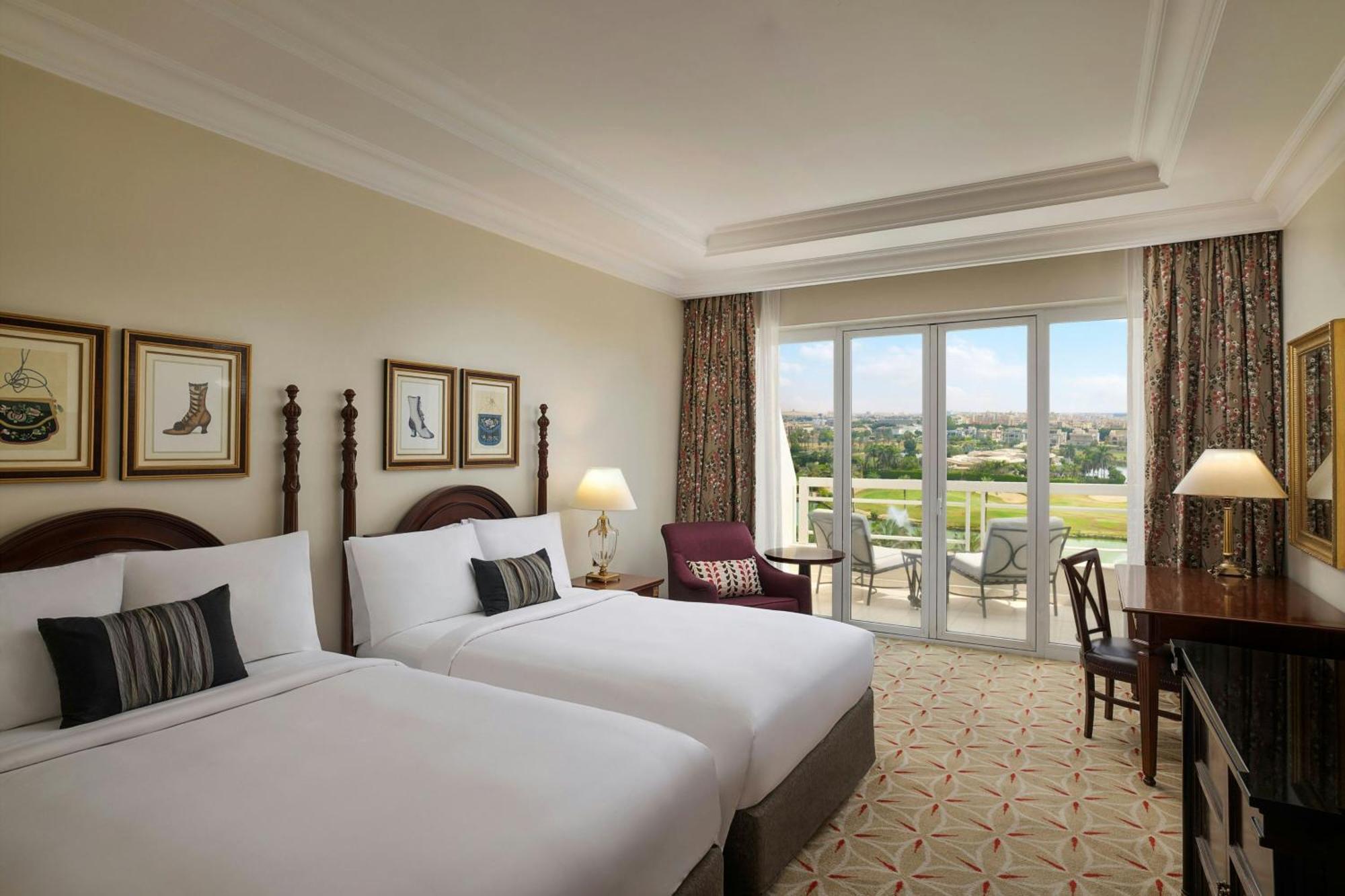 Deluxe Doppelzimmer mit 2 Betten sowie Pool- und Golfplatzblick