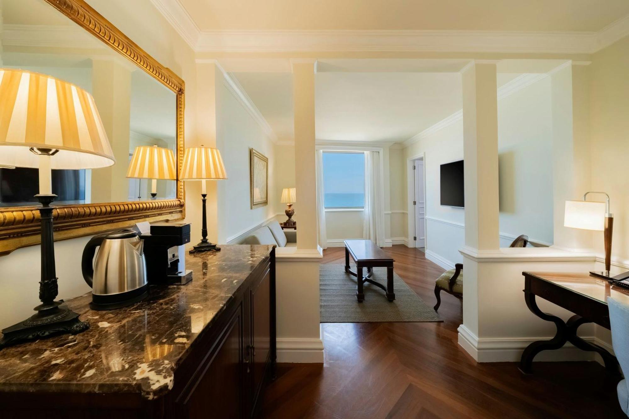 Suite con 1 cama extragrande, sofá cama, vistas al mar y acceso al salón executive