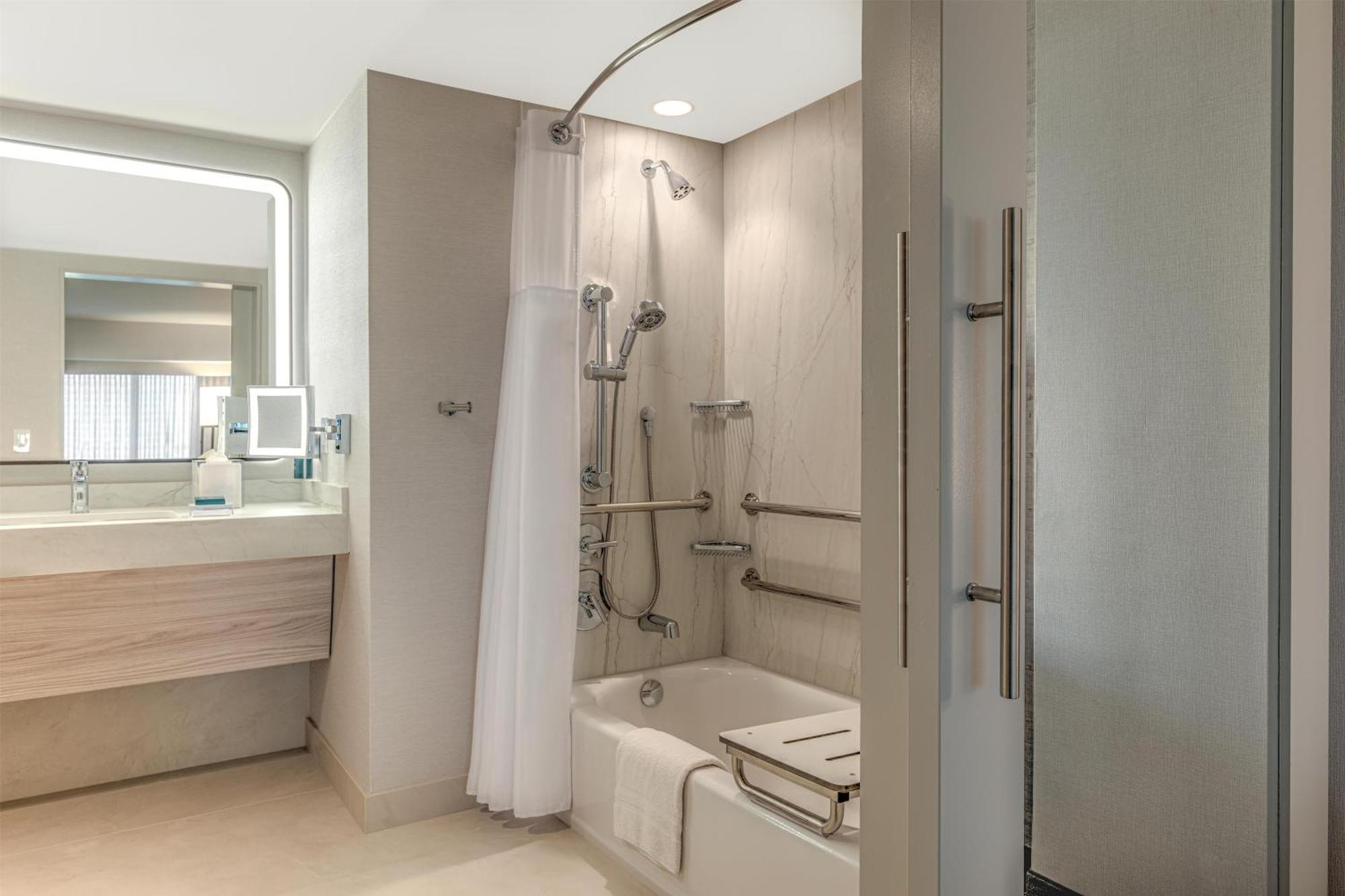 Quarto com Cama King-size e Banheira - Acessível para Hóspedes com Mobilidade Reduzida e Deficiência Auditiva