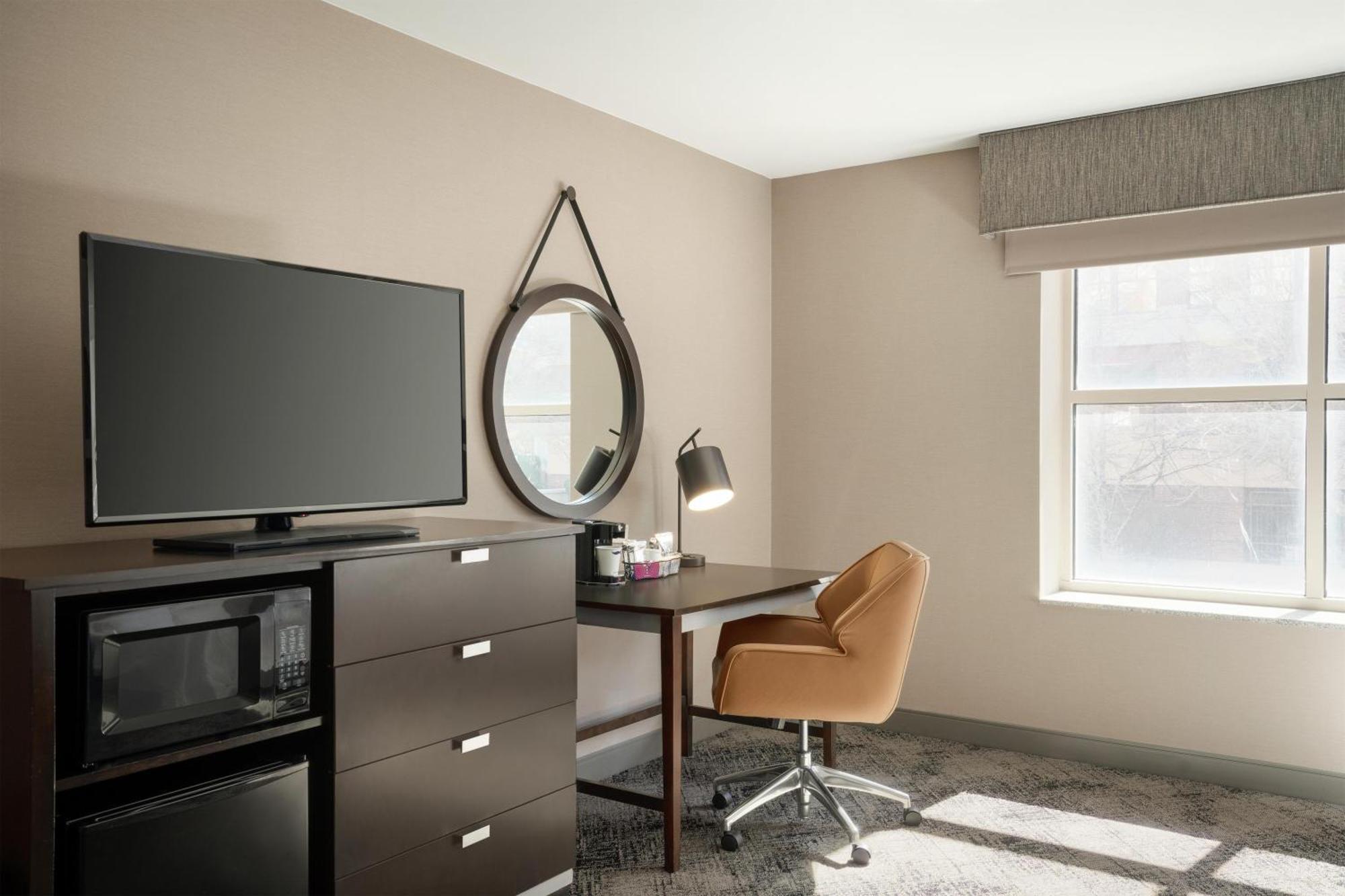 Quarto com Cama King-size e Banheira - Acessível para Hóspedes com Mobilidade/Capacidade Auditiva Reduzidas