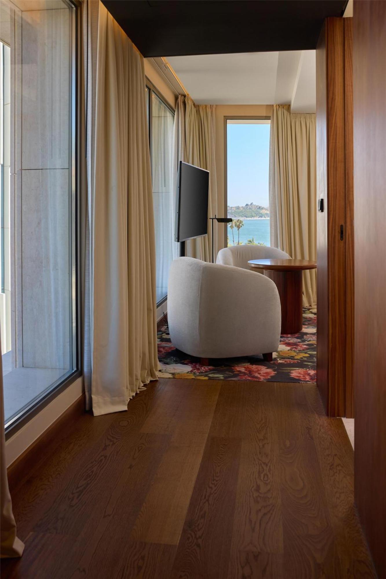 Corner King Room - Duo View