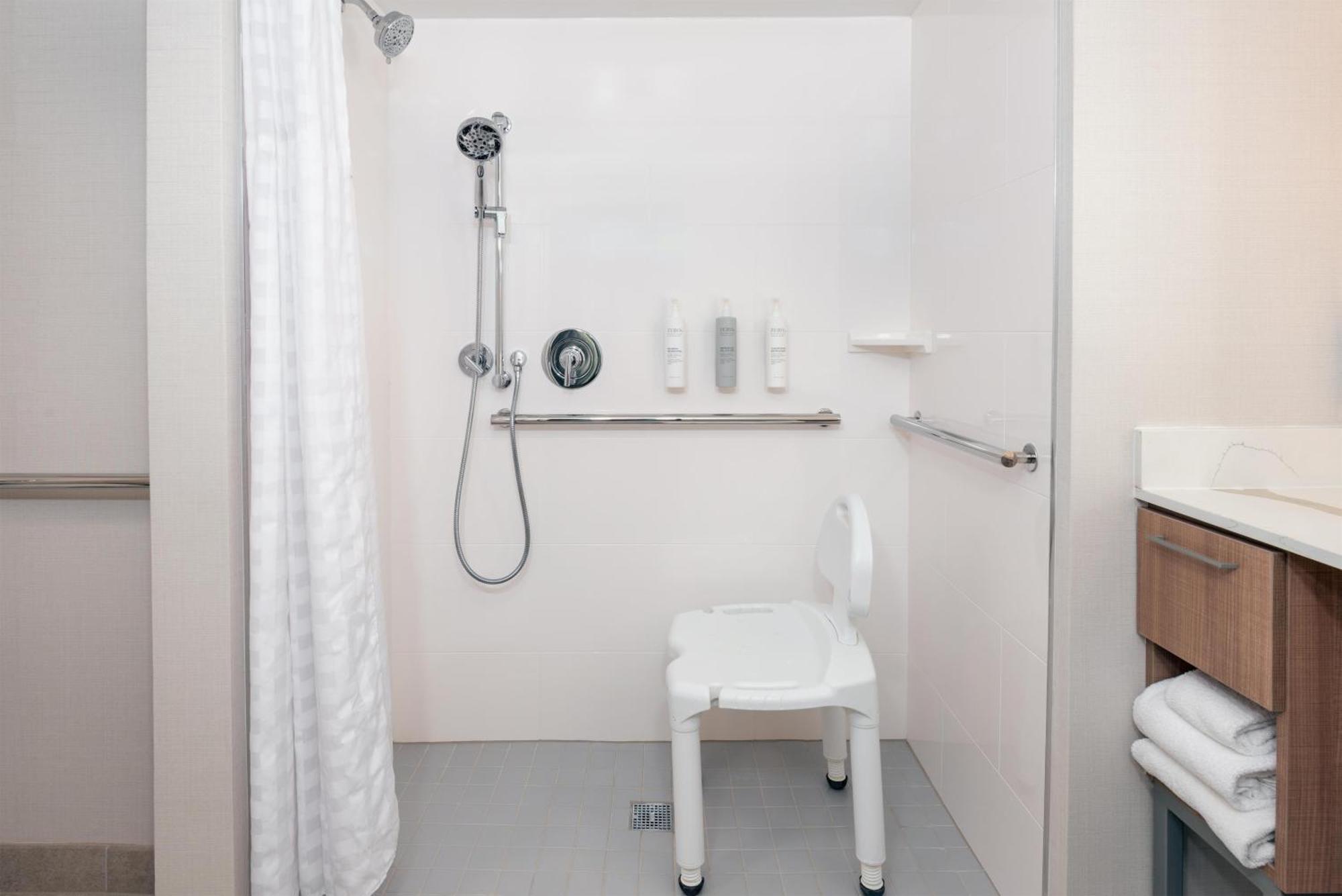 Suíte com 2 Camas Queen-Size e Chuveiro - Acessível para Hóspedes com Mobilidade Reduzida/Deficiência Auditiva - Não Fumantes