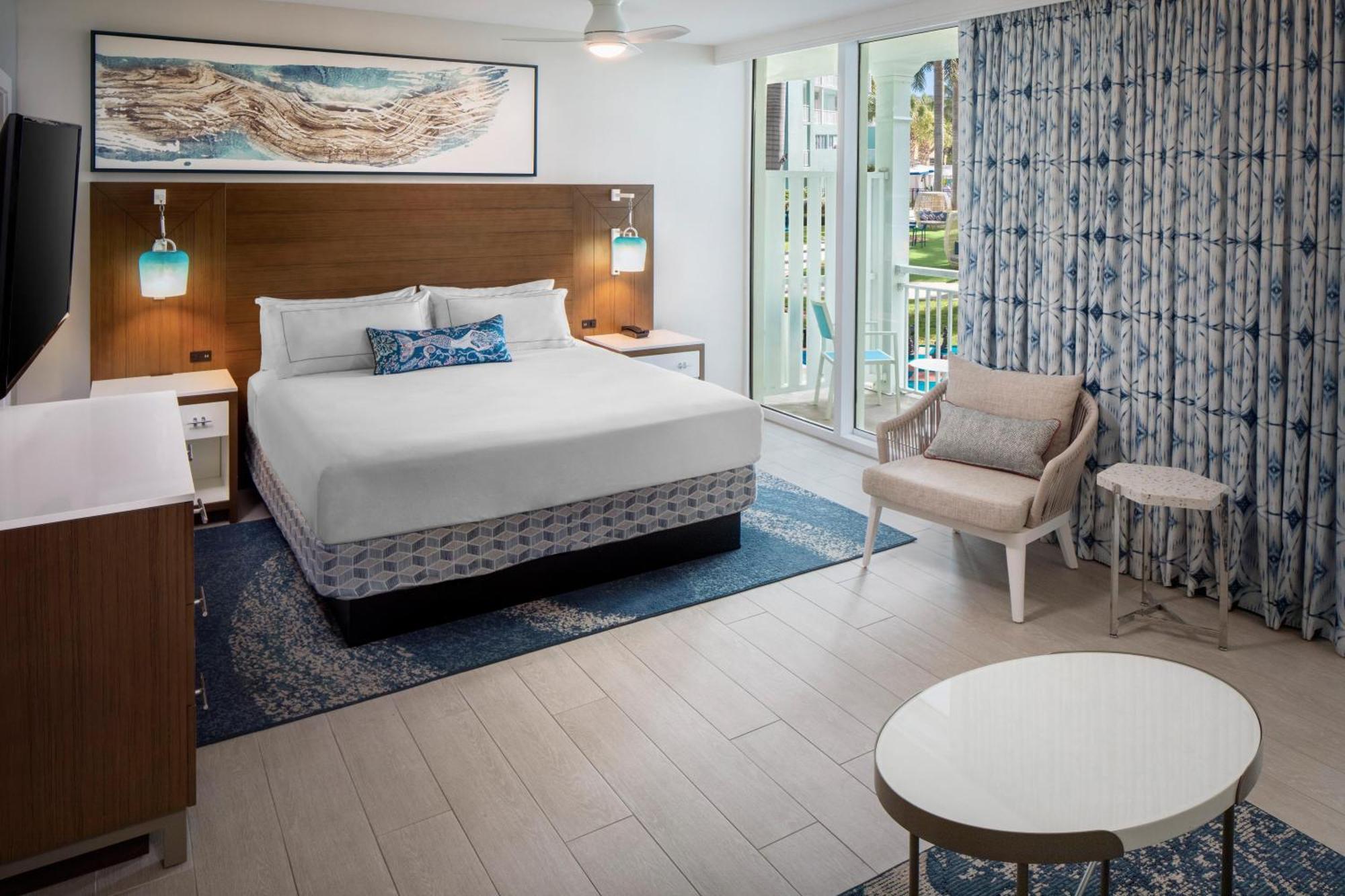 Studio Suite mit Kingsize-Bett und Blick auf das Resort