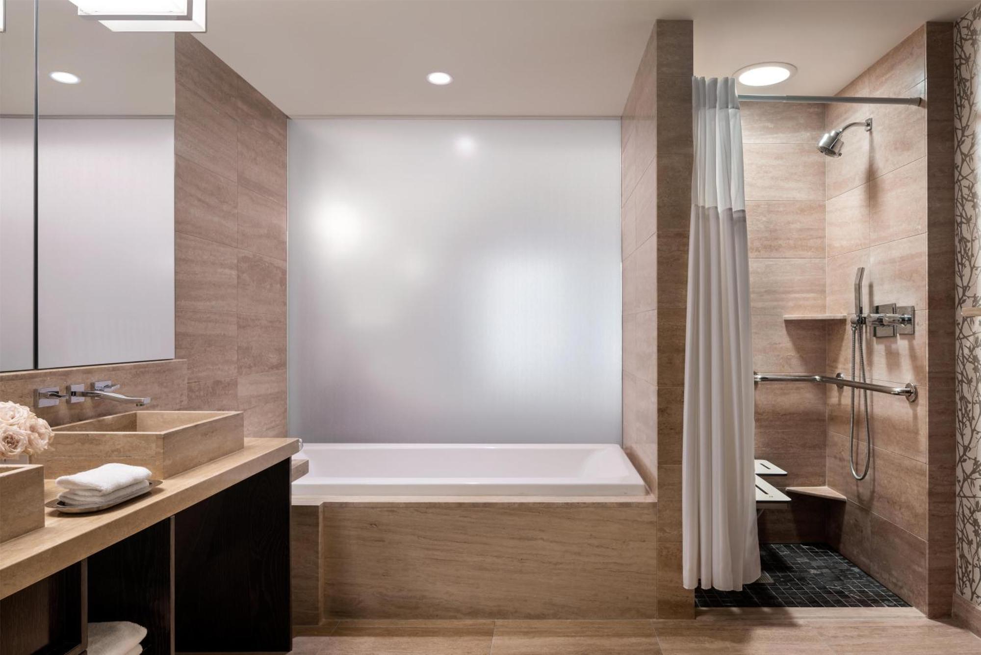 Chambre Double avec Vue et Douche Accessible en Fauteuil Roulant - Accessible aux Personnes à Mobilité Réduite et Malentendantes