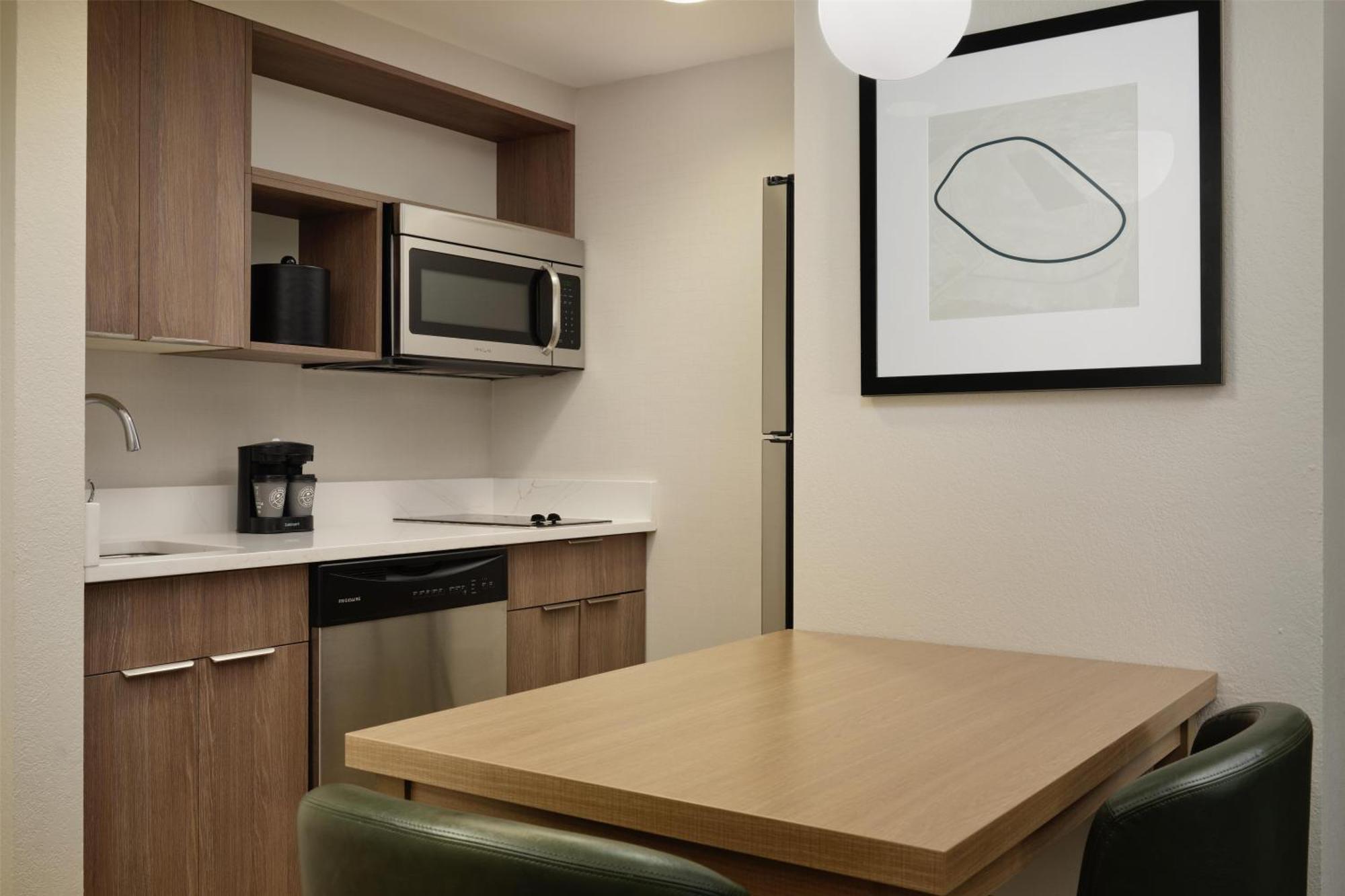 One-Bedroom Queen Suite with Two Queen Beds - Non-Smoking
