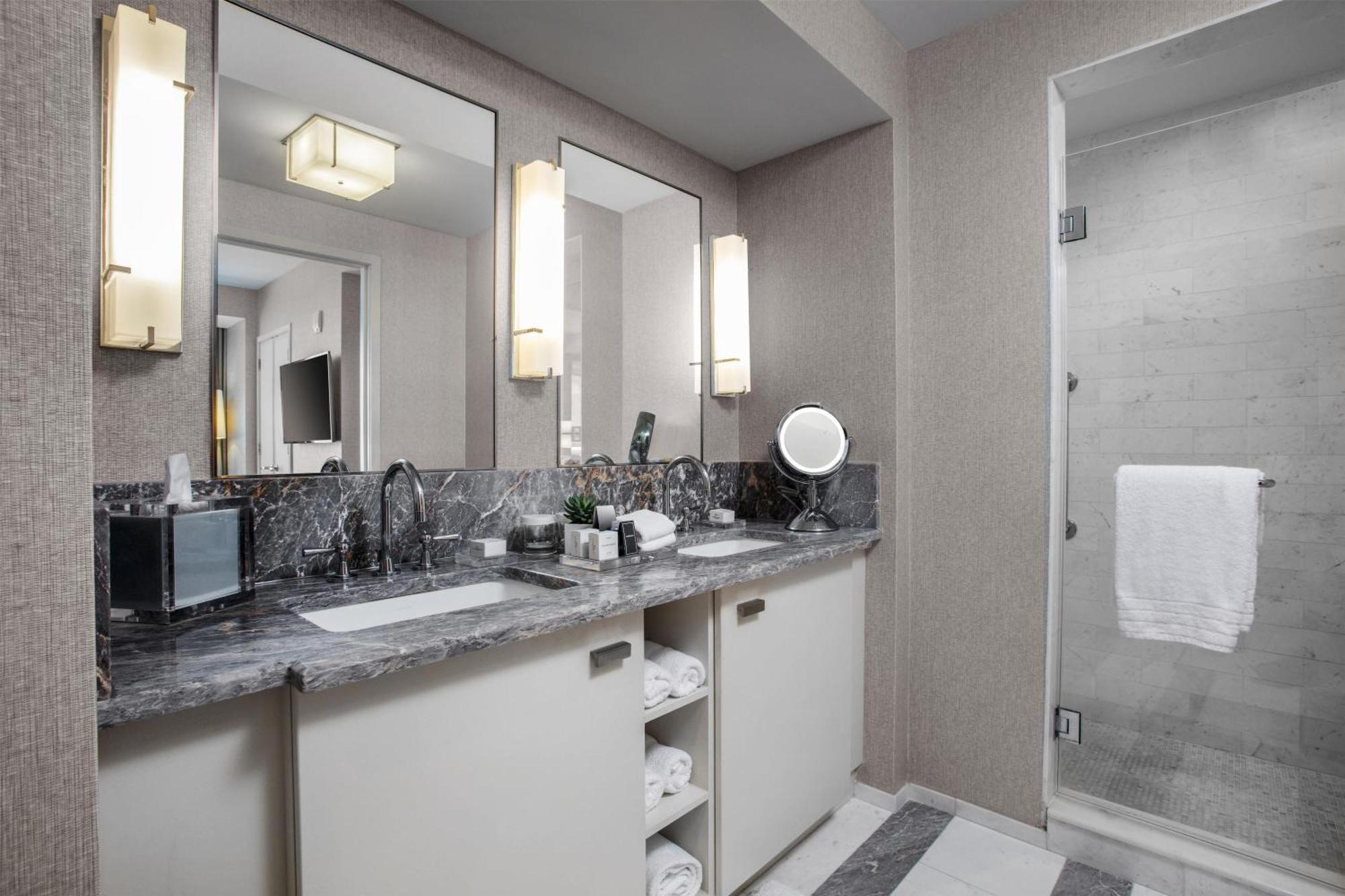 One-Bedroom Suite with Intracoastal View and Tub - Mobility Access
