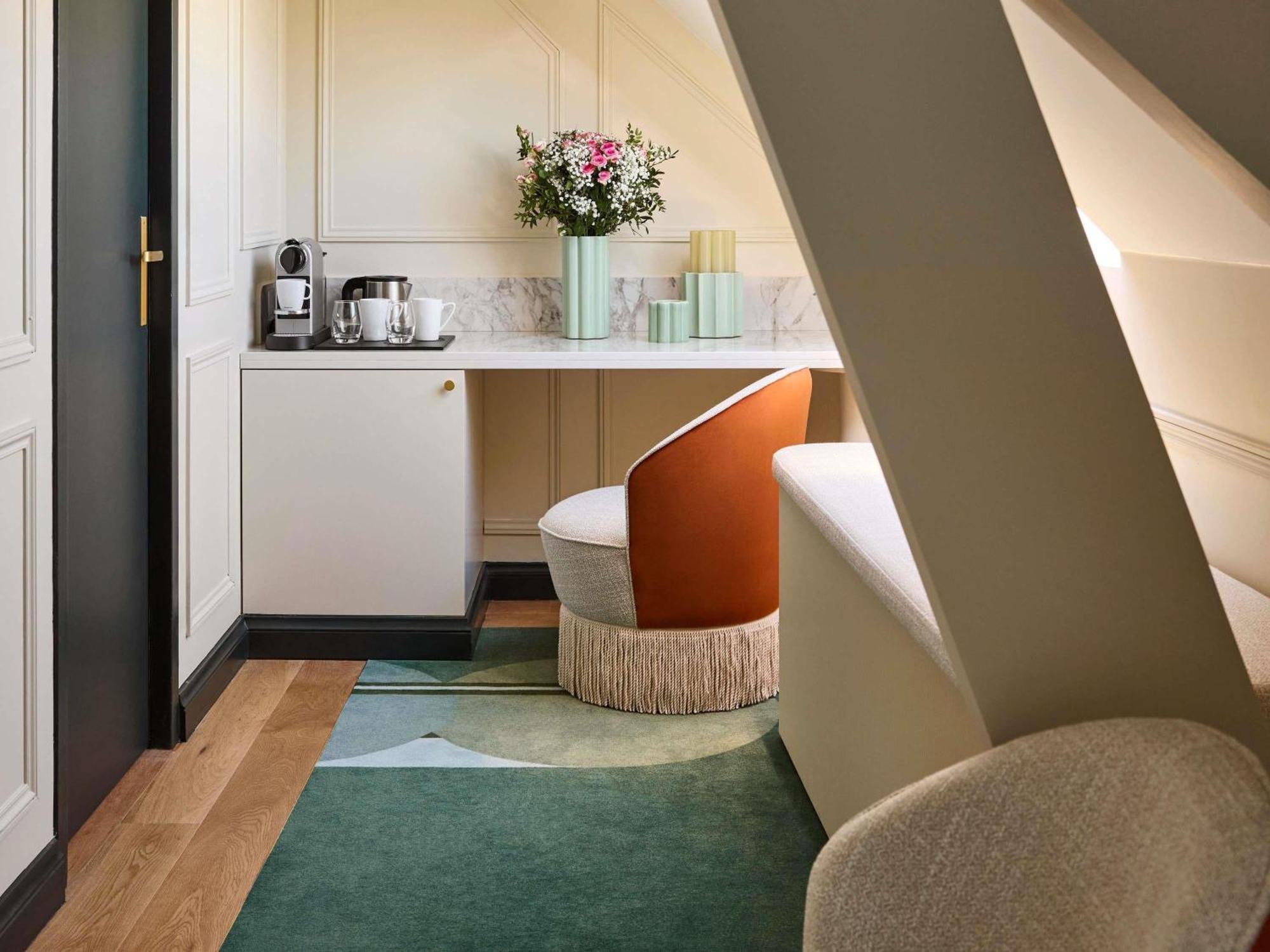 Deluxe Zimmer mit 1 Kingsize-Bett.