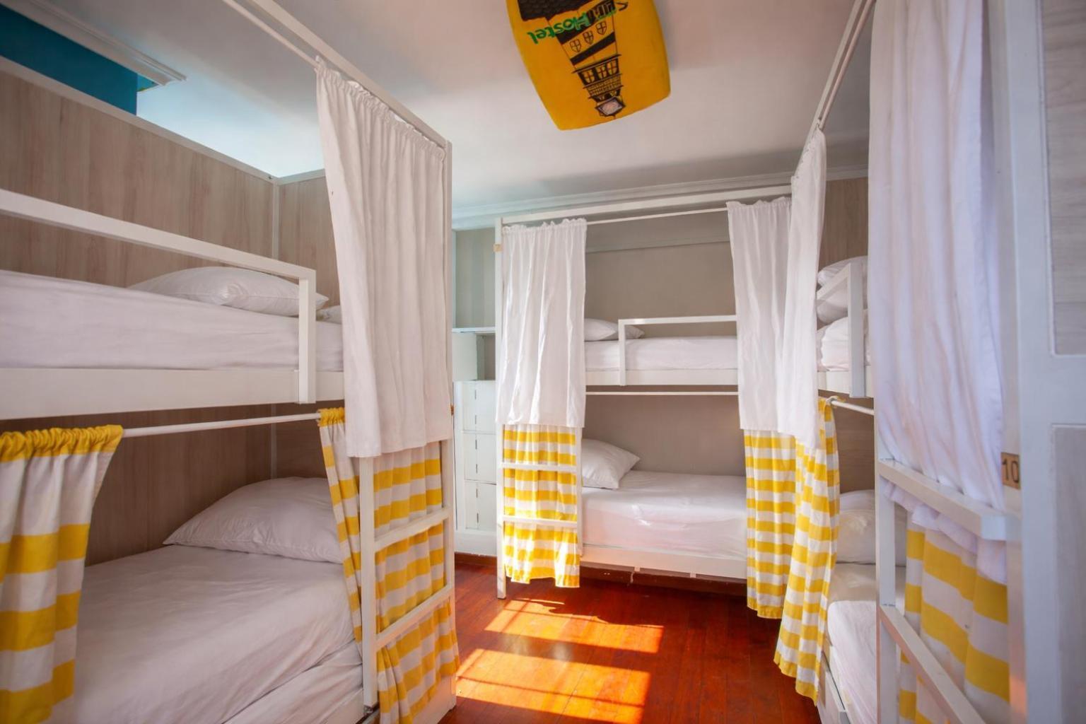 Cama Individual en dormitorio compartido de 6 camas