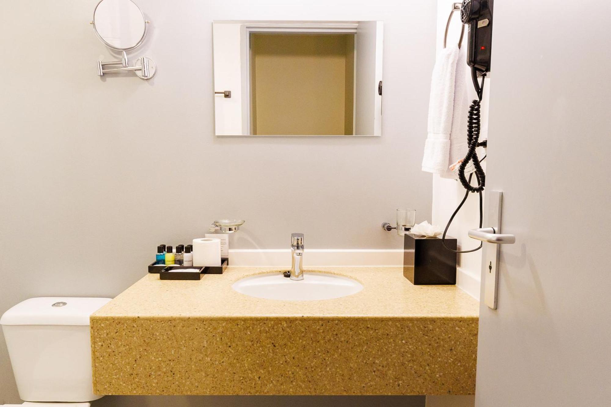 Quarto queen com 2 camas queen-size, varanda e vista da cidade - Não Fumantes