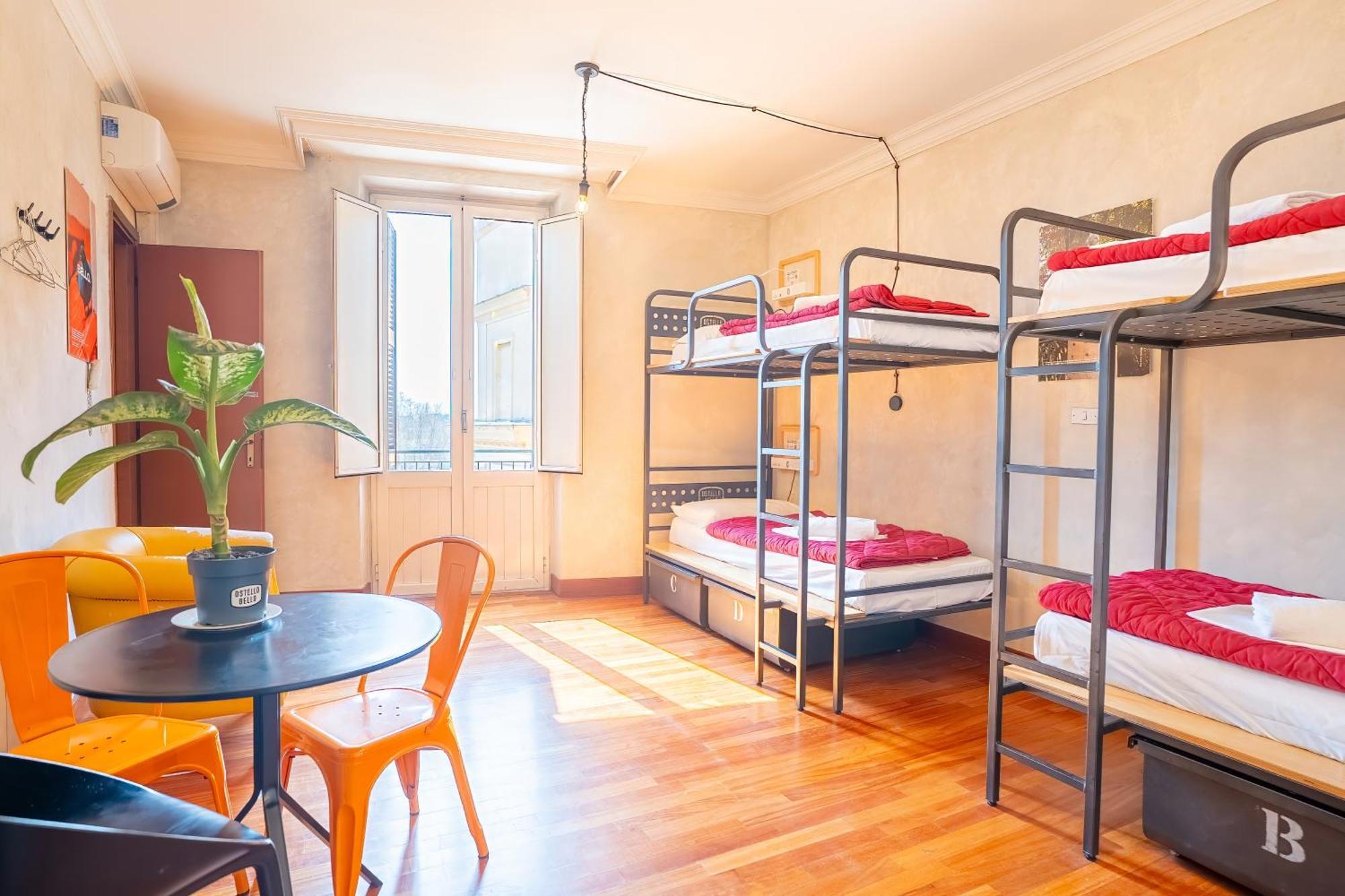 Cama num Dormitório Misto com 4 Camas