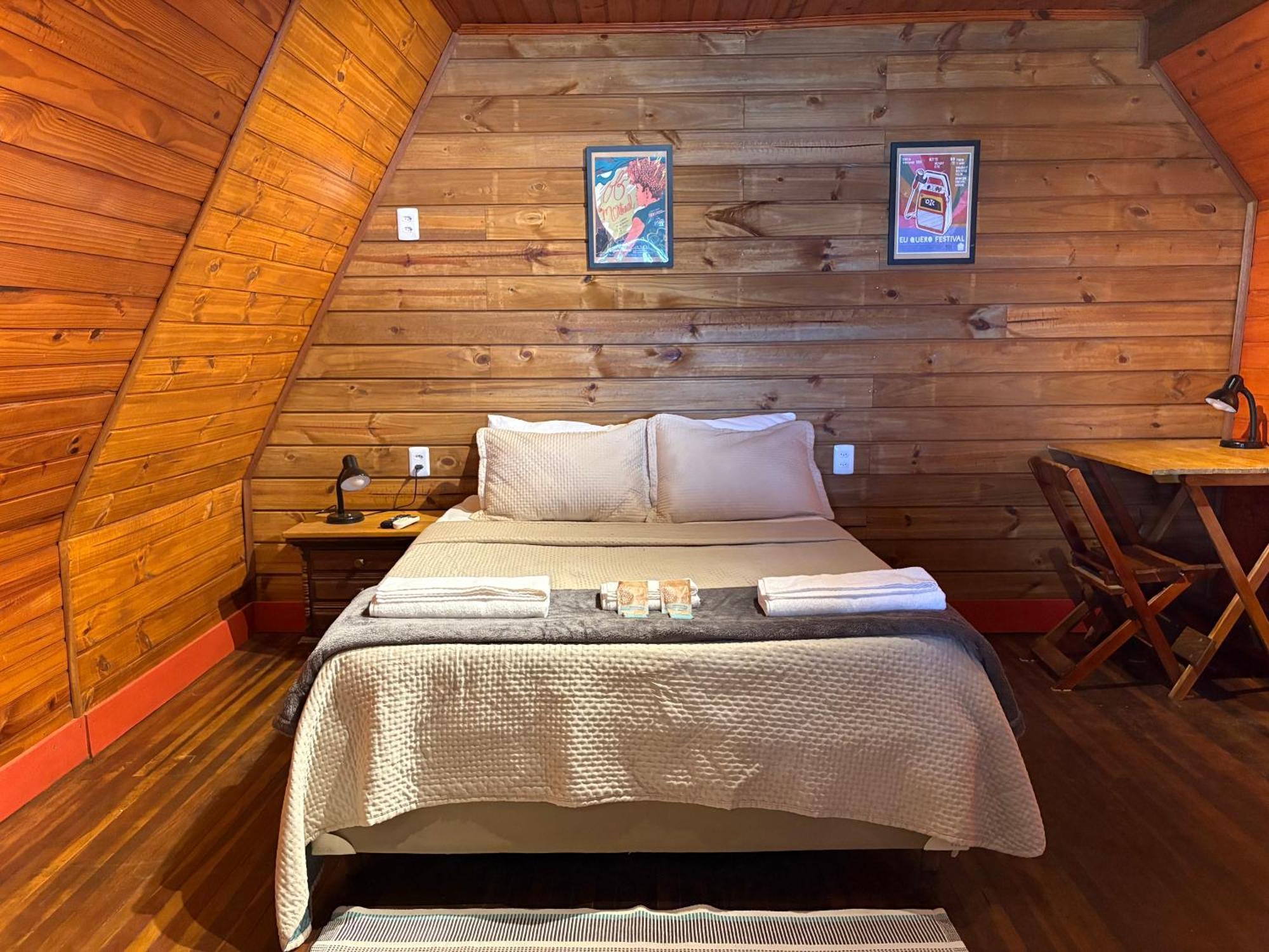 Quarto Triplo Básico com Banheiro Compartilhado