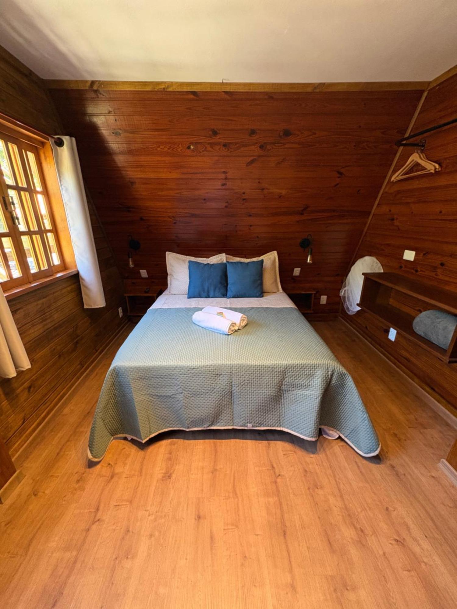 Quarto Triplo Básico com Banheiro Compartilhado