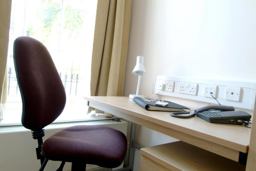 Tweepersoonskamer met 2 Aparte Bedden en Gedeelde Badkamer