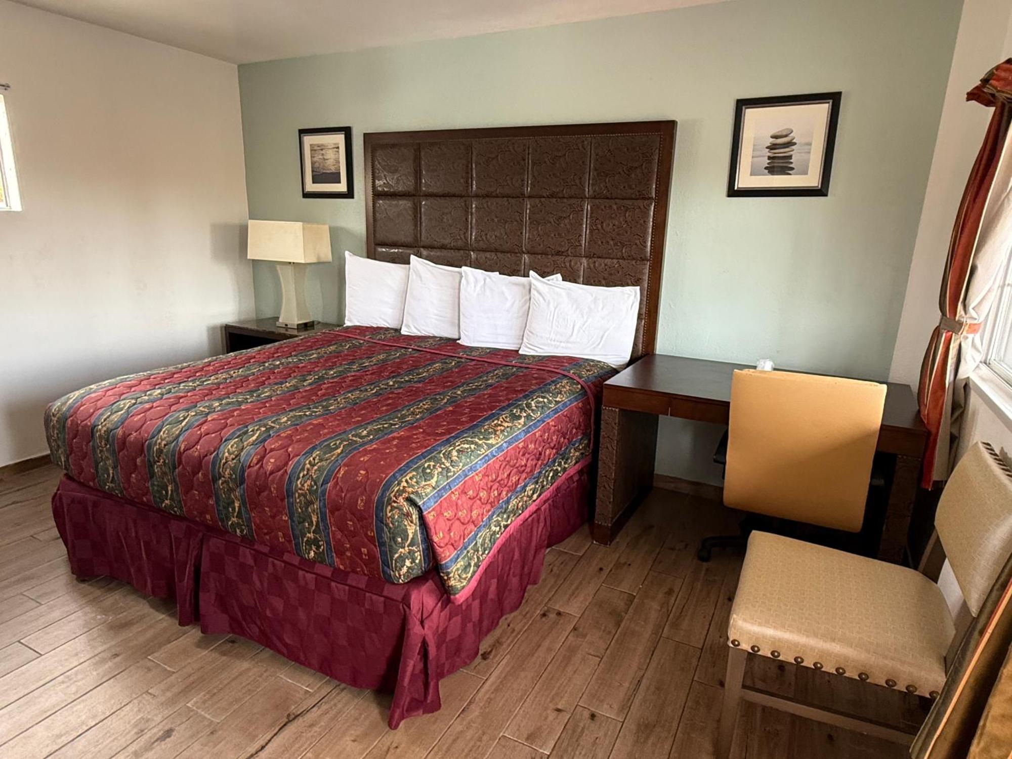 Zimmer mit Kingsize-Bett und Küchenzeile