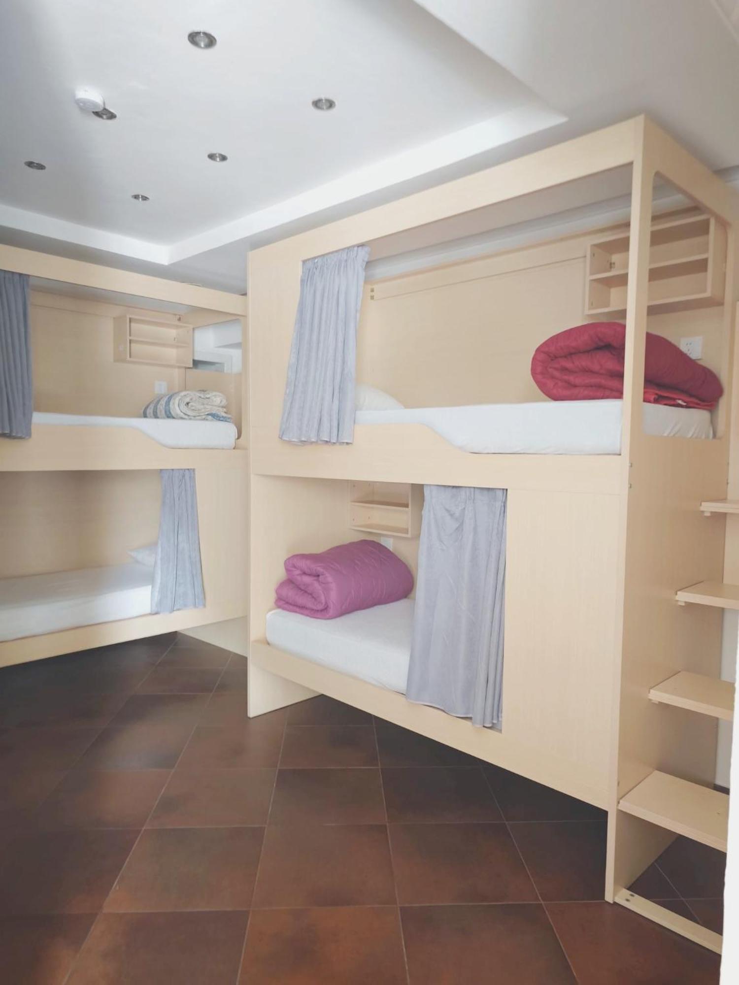Posto Letto in Dormitorio Femminile con 6 Letti