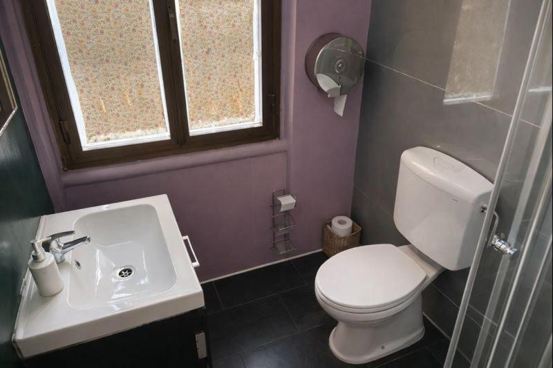Lit dans Dortoir pour Femmes de 6 Lits