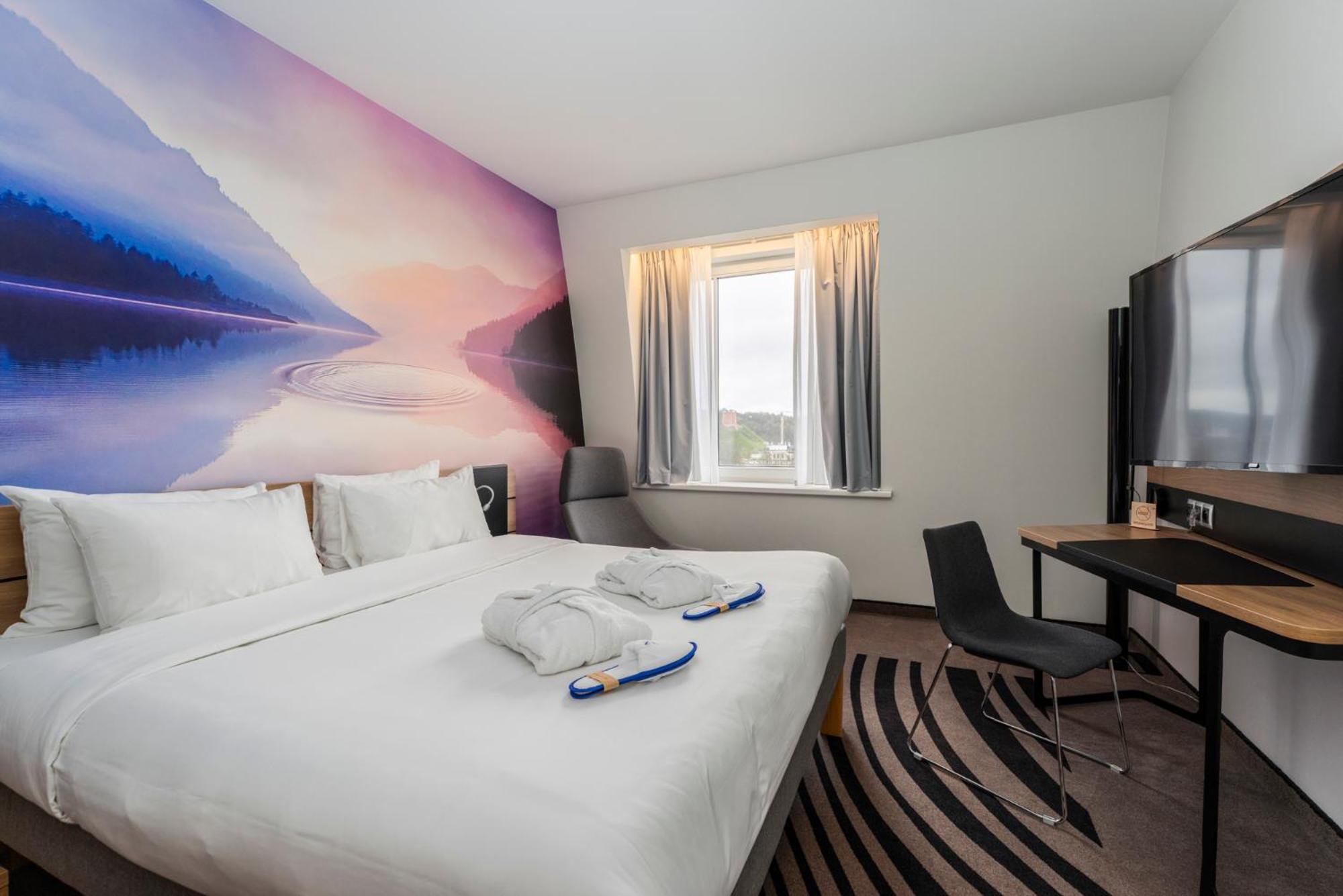 Suite mit Queensize-Bett und Sofa im Wohnzimmer