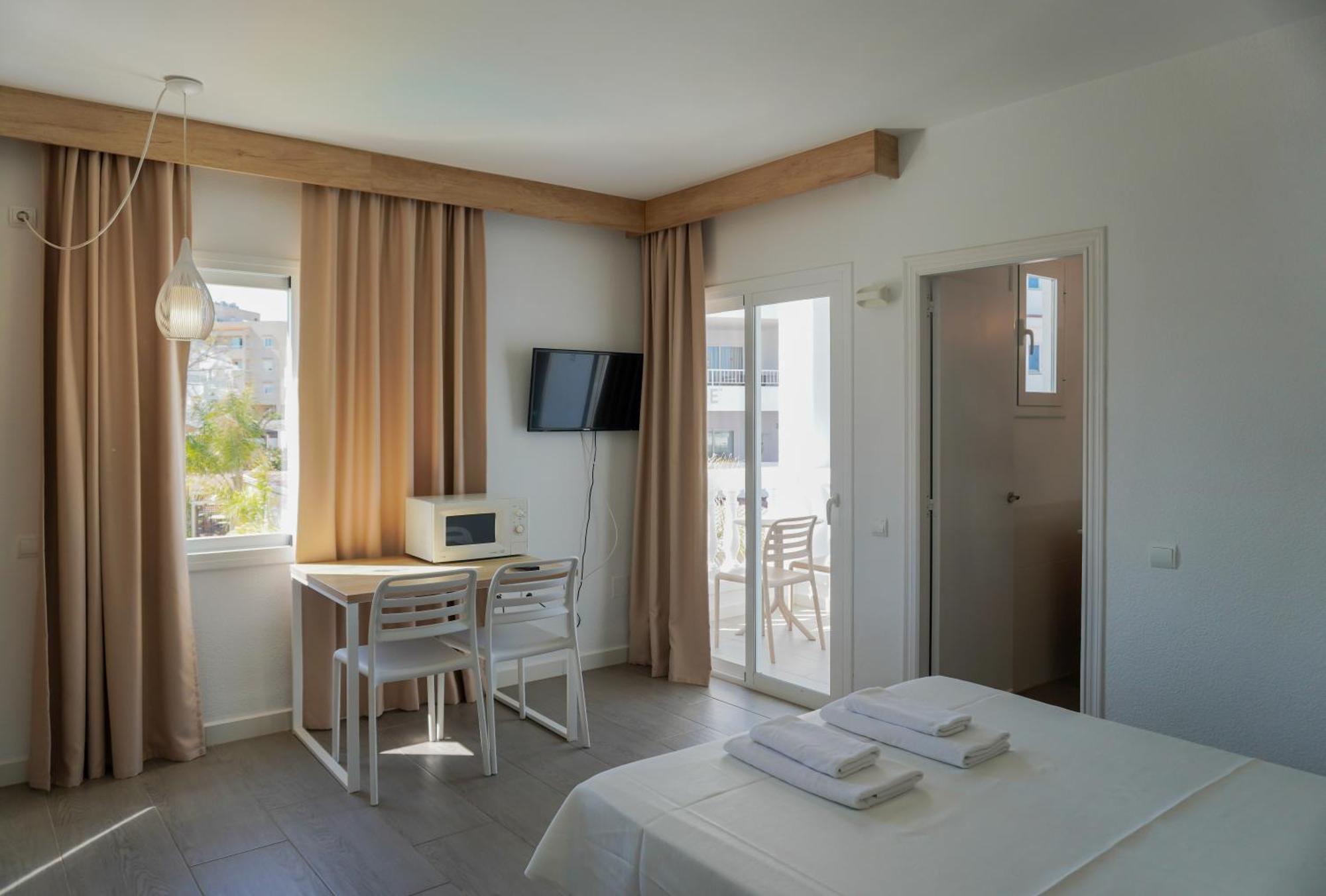 Estudio con vistas a la piscina (2 adultos)