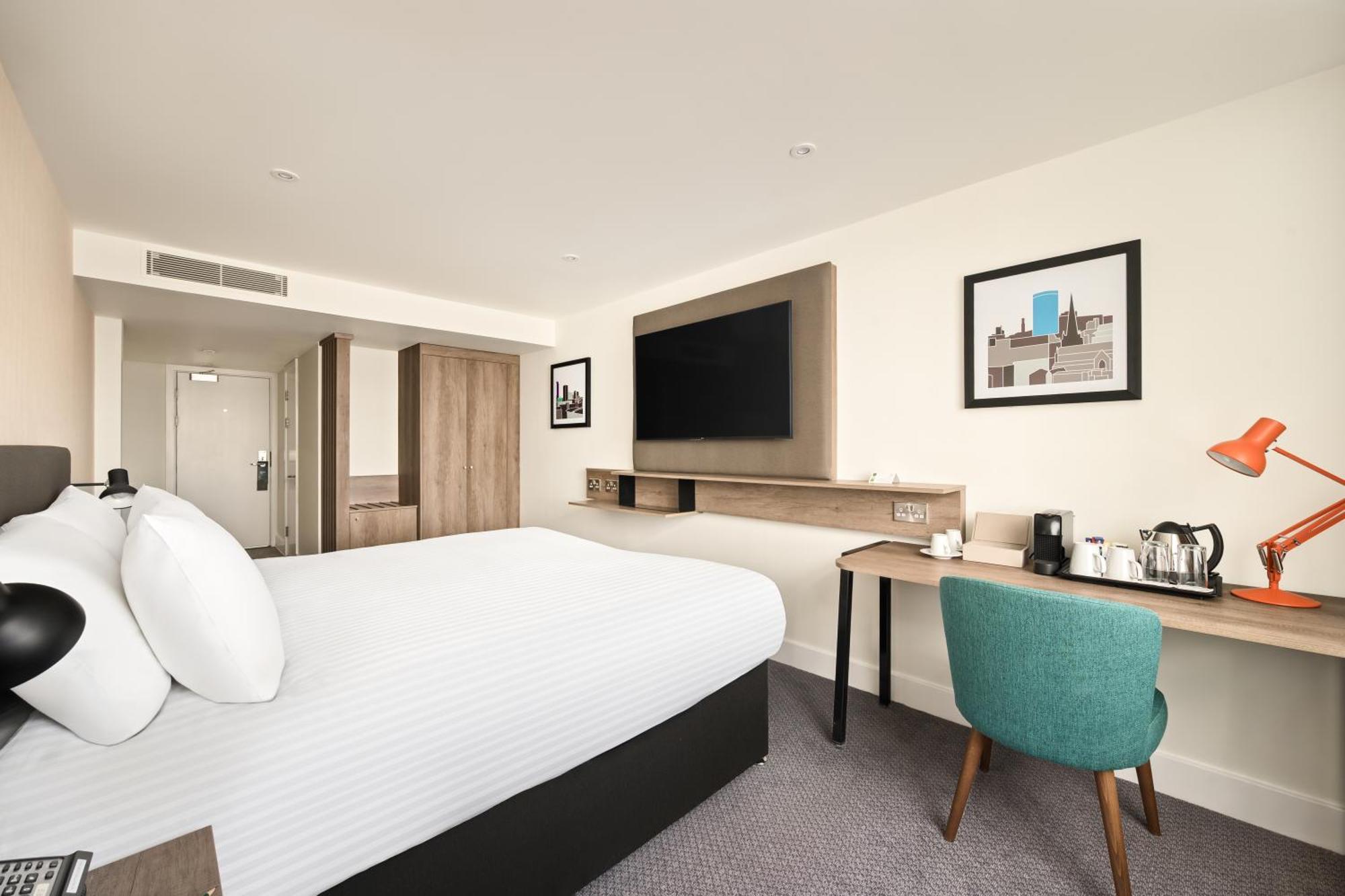 Premium Zimmer mit Kingsize-Bett und Blick auf die Stadt