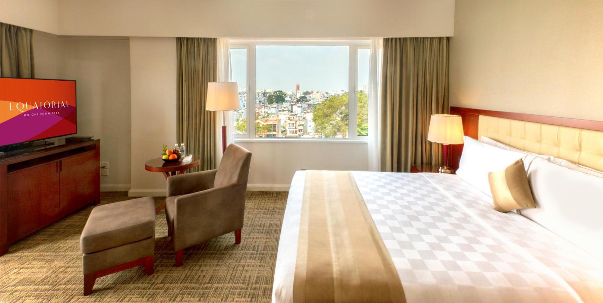 Zimmer mit Kingsize-Bett und Balkon