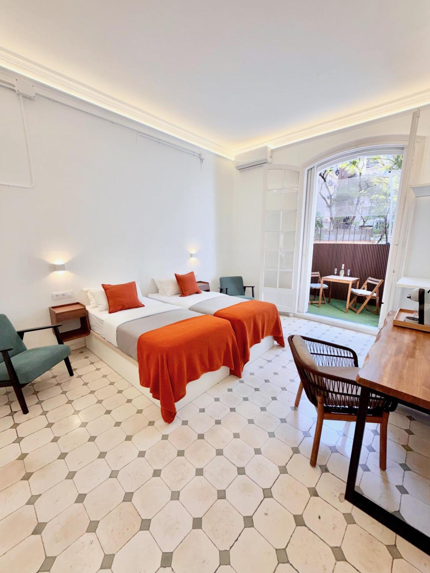 Zimmer mit Queensize-Bett und Balkon