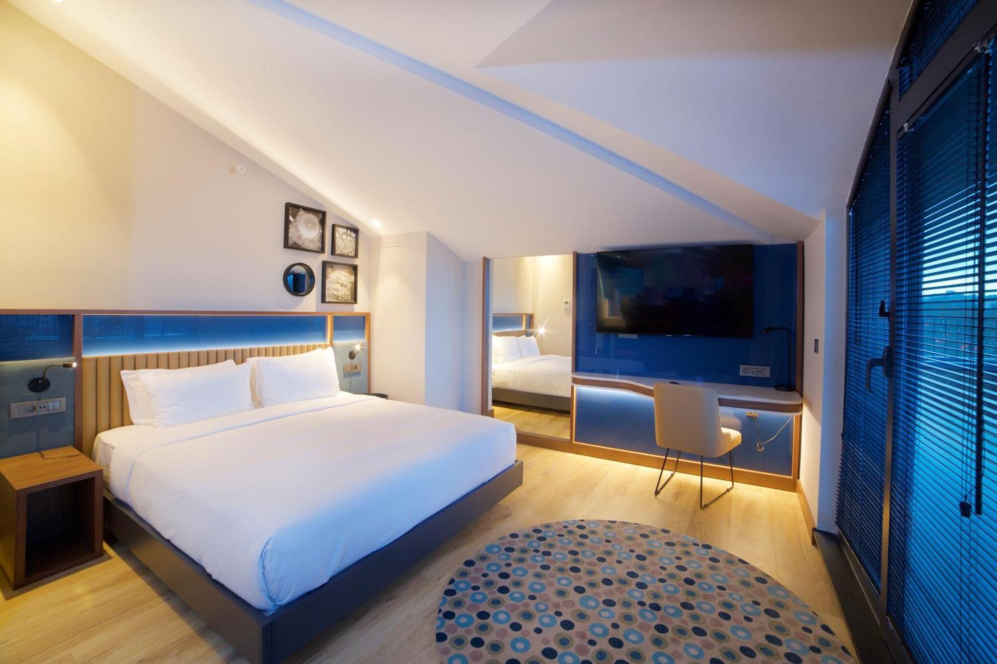 Zimmer mit Kingsize-Bett, Schlafsofa und Terrasse