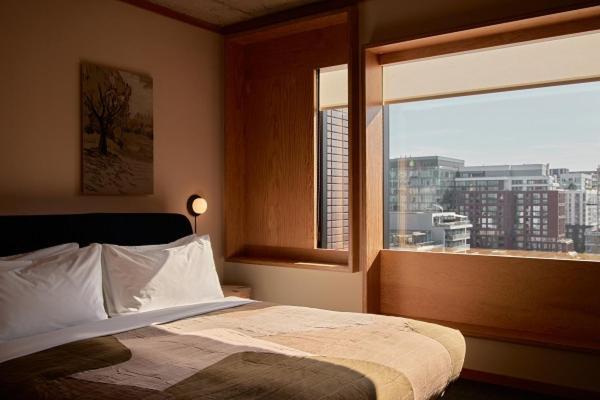 Zimmer mit Kingsize-Bett und Stadtblick