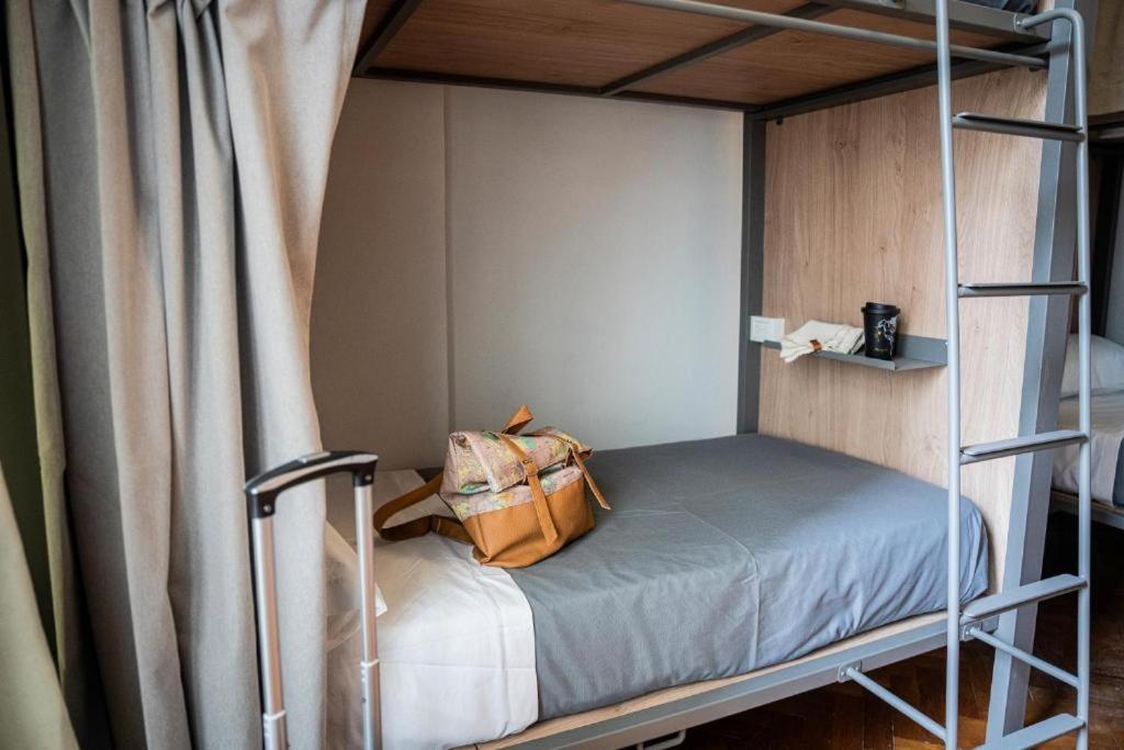 Cama individual en habitación compartida