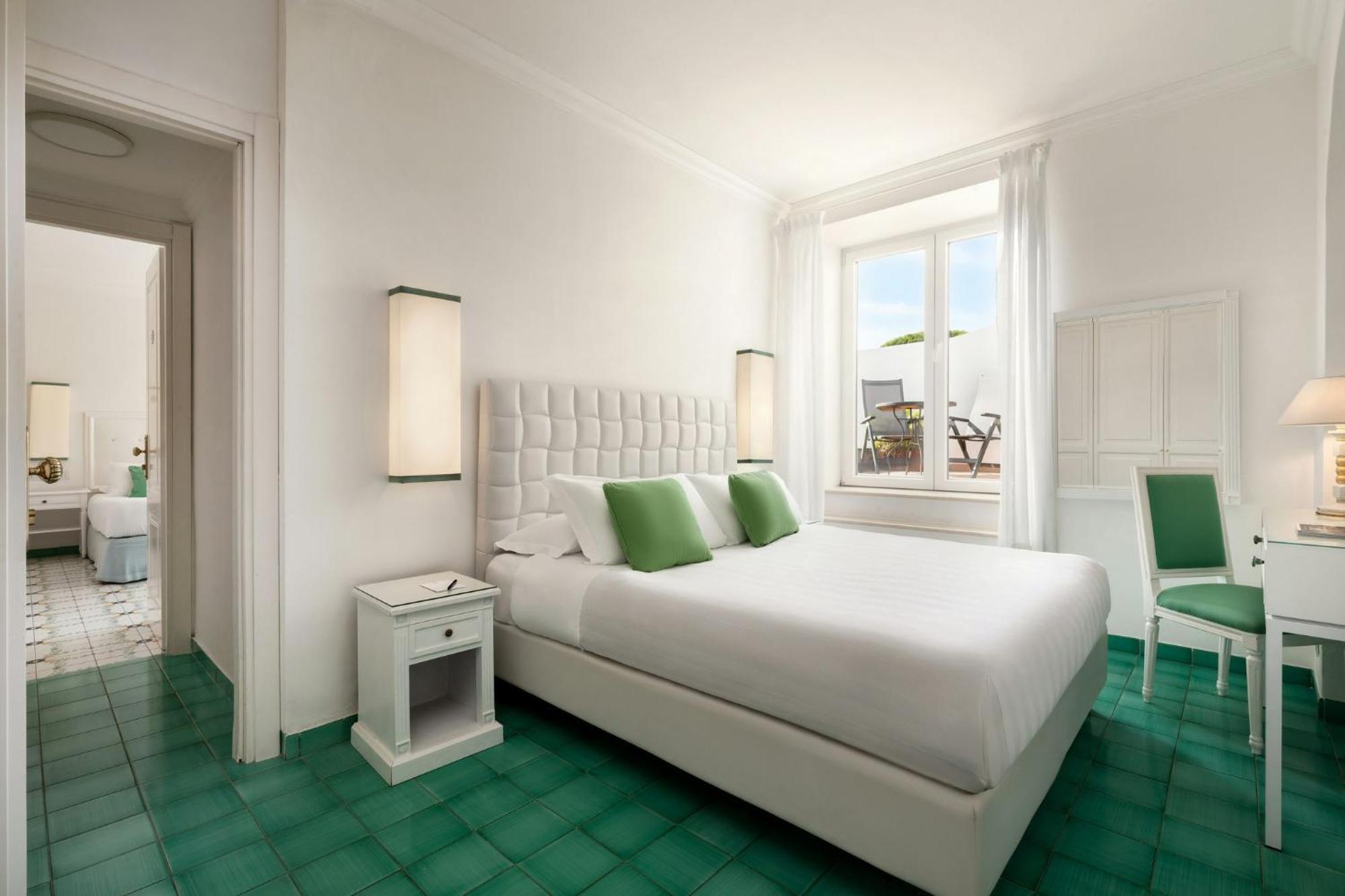 Habitación con cama grande