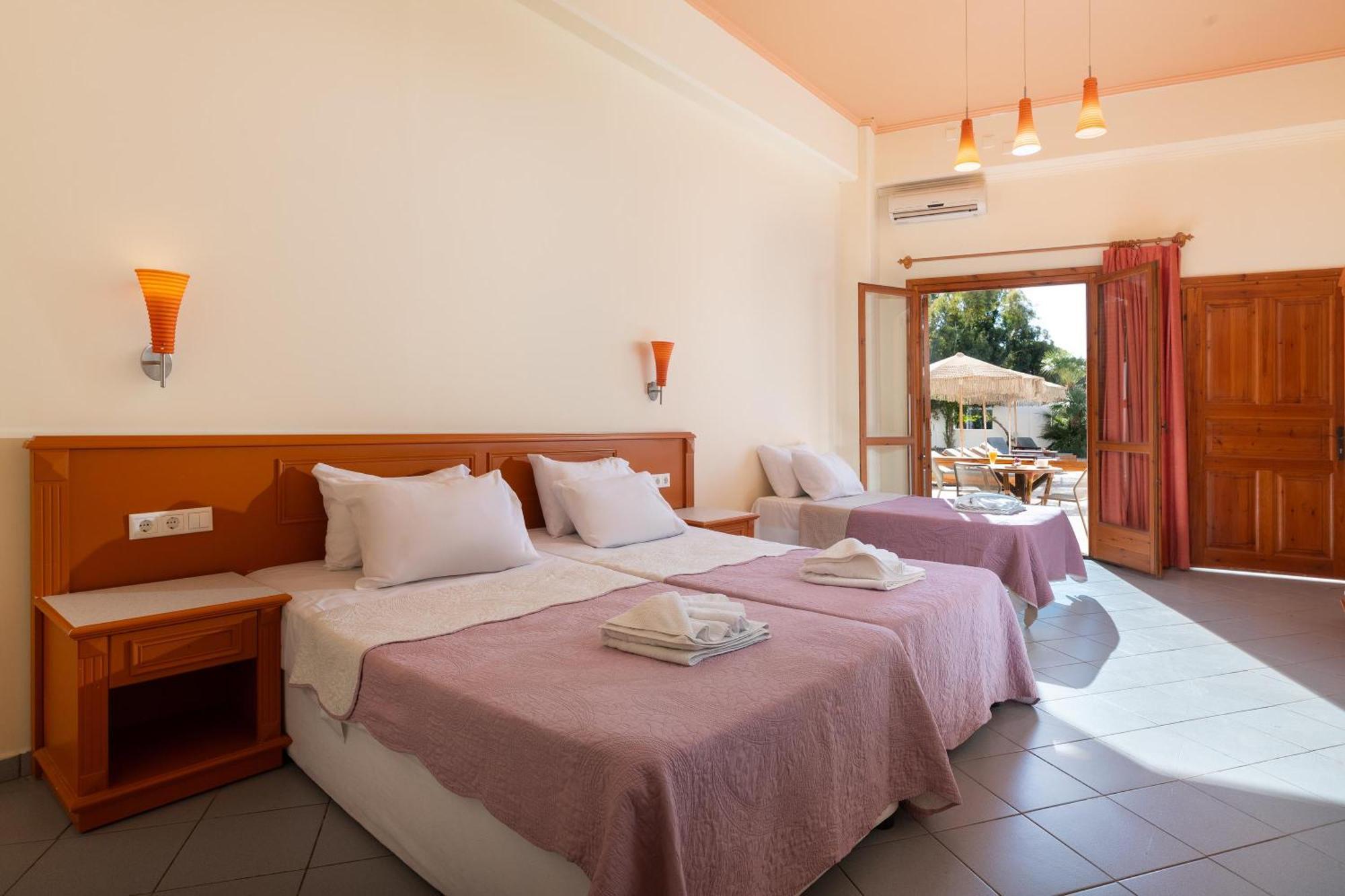 Dreibettzimmer im Erdgeschoss mit Blick auf den Pool