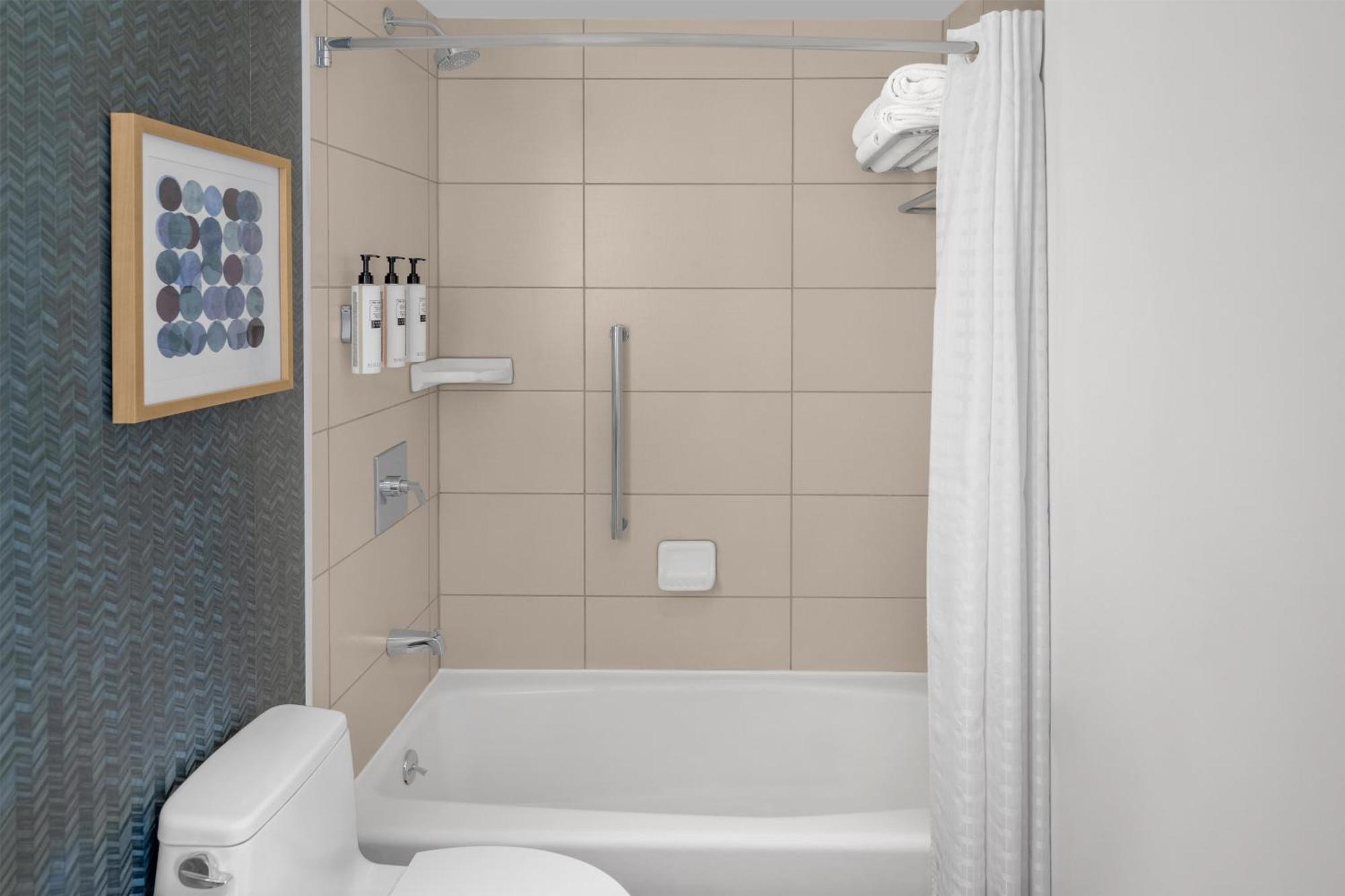 Quarto Queen com 2 Camas Queen-size e Vista Cidade