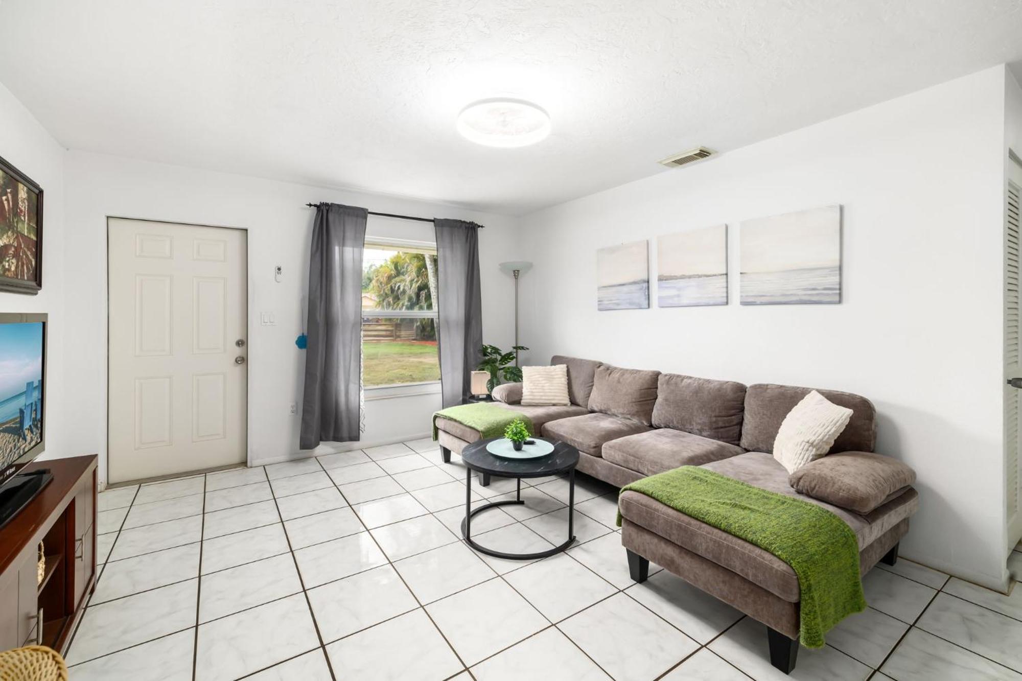 Deluxe Apartment - Lemon + Banana