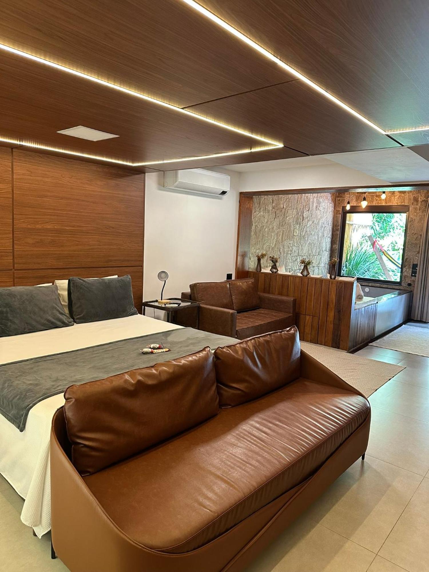 Suíte com Cama King-size e Banheira de Hidromassagem