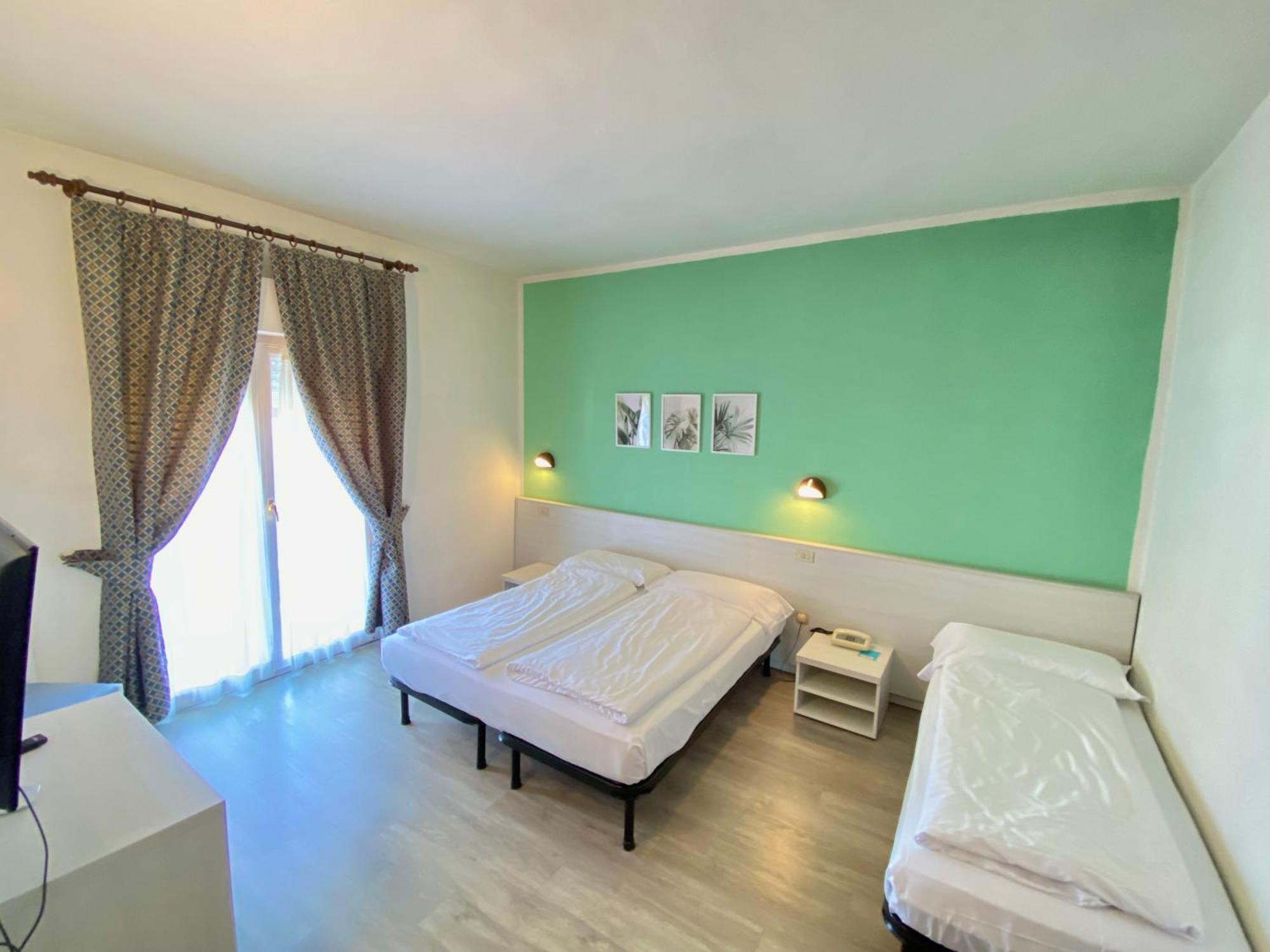 Dreibettzimmer mit Balkon