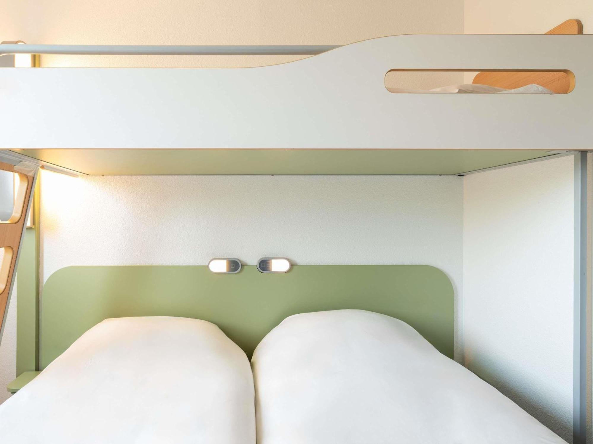 Kamer - 2 Eenpersoonsbedden + 1 Stapelbed